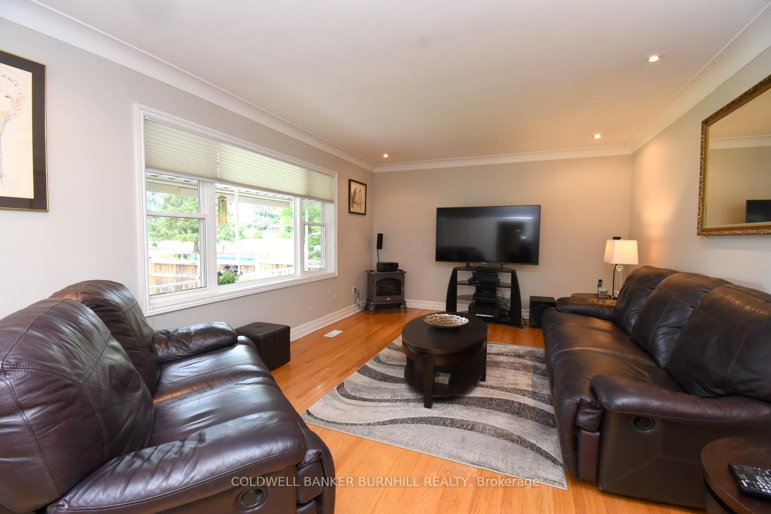 Photo 3 of 1087 Maplehurst Avenue, Burlington, LaSalle — HOMEH