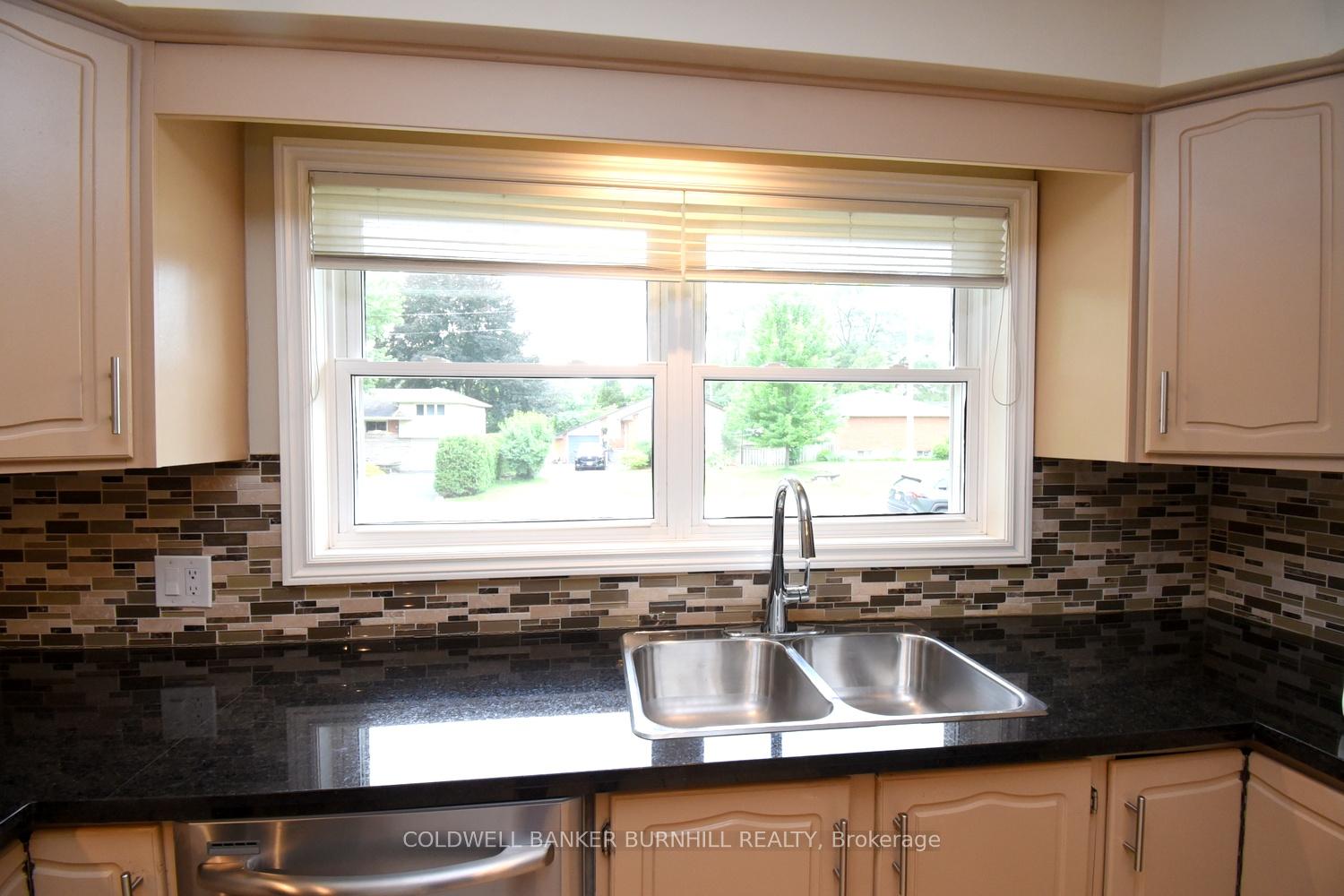 Photo 8 of 1087 Maplehurst Avenue, Burlington, LaSalle — HOMEH