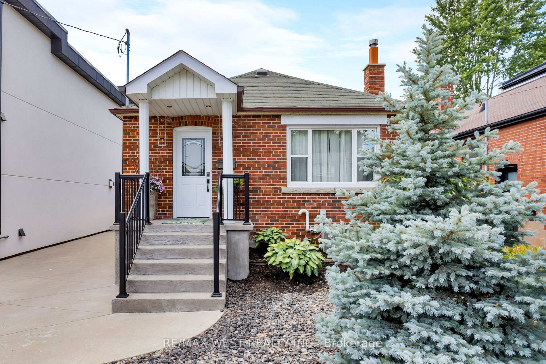 Photo 2 of 42 Stephen Drive, Etobicoke, Stonegate-Queensway — HOMEH