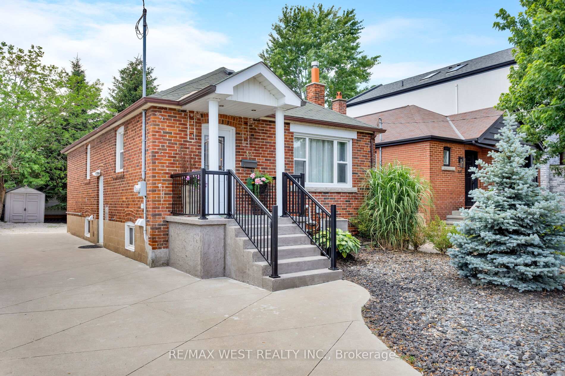Photo 3 of 42 Stephen Drive, Etobicoke, Stonegate-Queensway — HOMEH