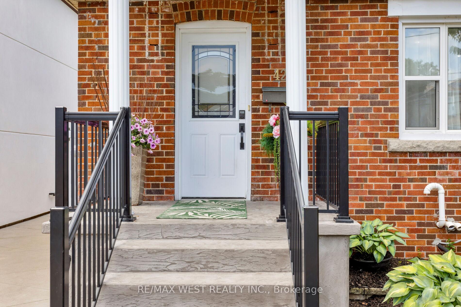 Photo 4 of 42 Stephen Drive, Etobicoke, Stonegate-Queensway — HOMEH