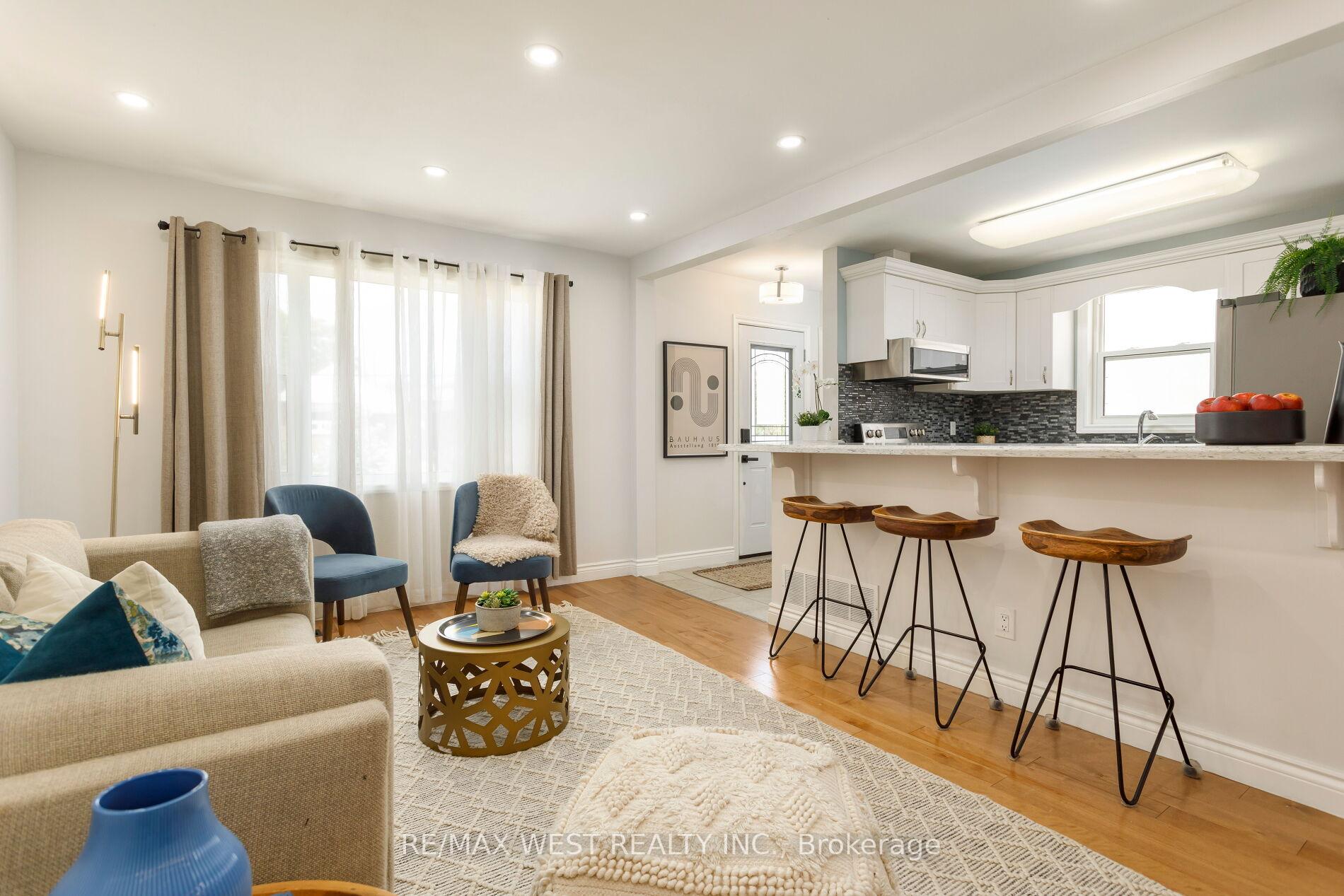 Photo 8 of 42 Stephen Drive, Etobicoke, Stonegate-Queensway — HOMEH