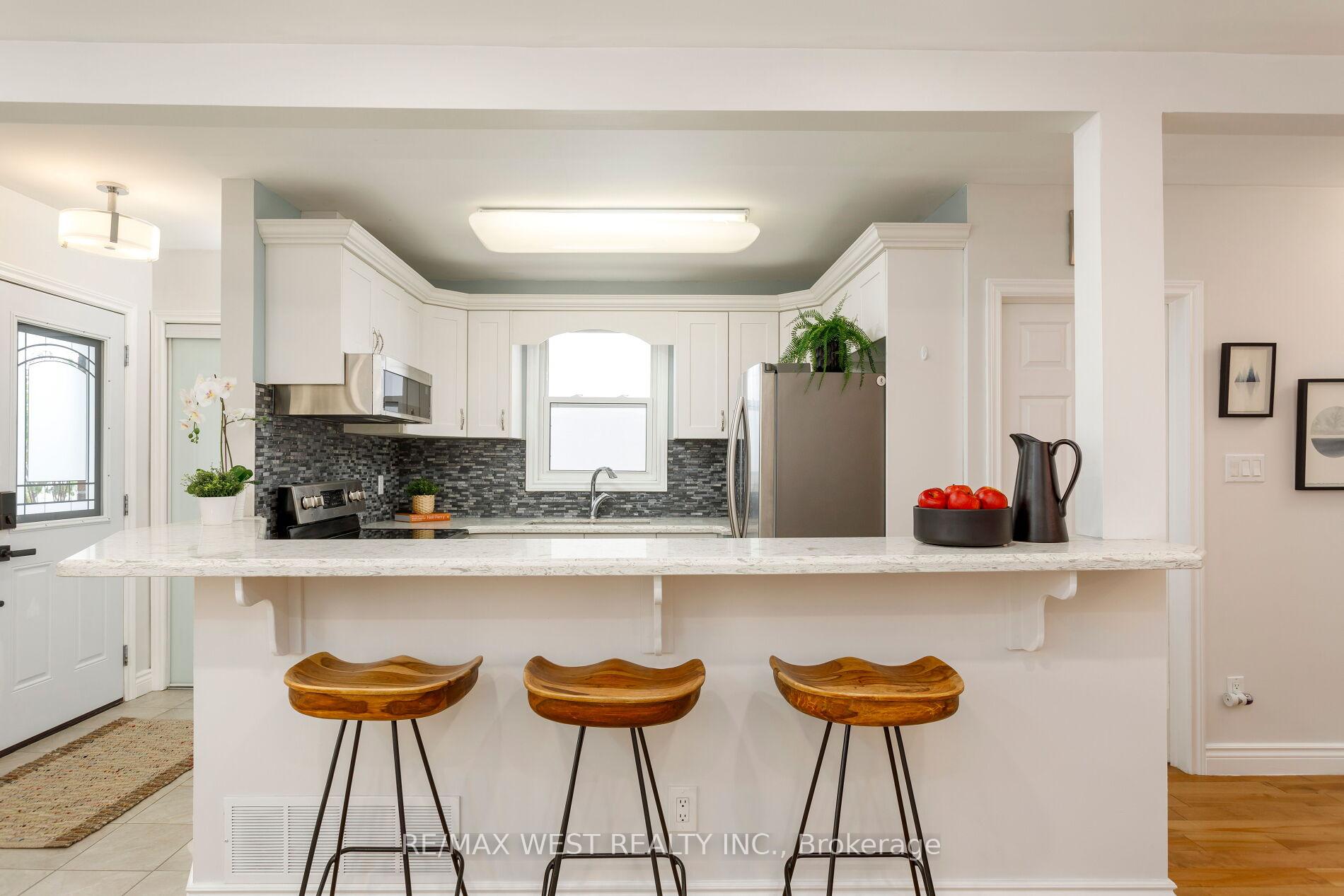 Photo 9 of 42 Stephen Drive, Etobicoke, Stonegate-Queensway — HOMEH