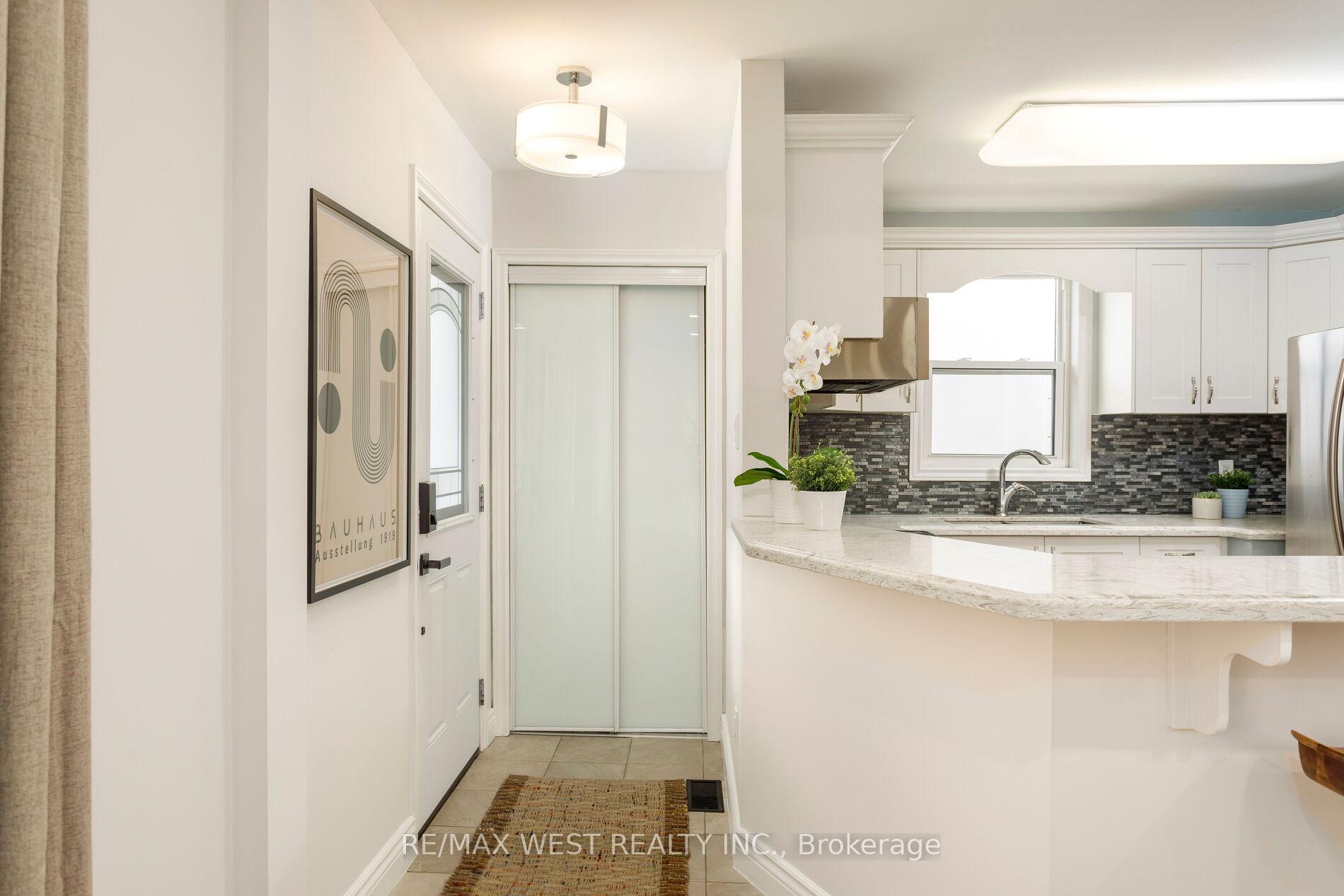 Photo 10 of 42 Stephen Drive, Etobicoke, Stonegate-Queensway — HOMEH