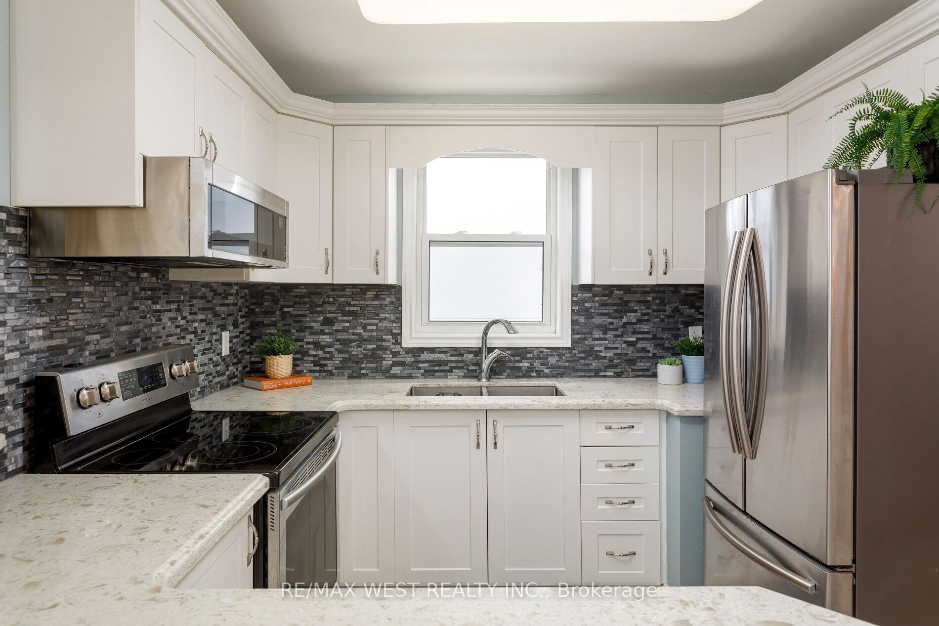 Photo 11 of 42 Stephen Drive, Etobicoke, Stonegate-Queensway — HOMEH