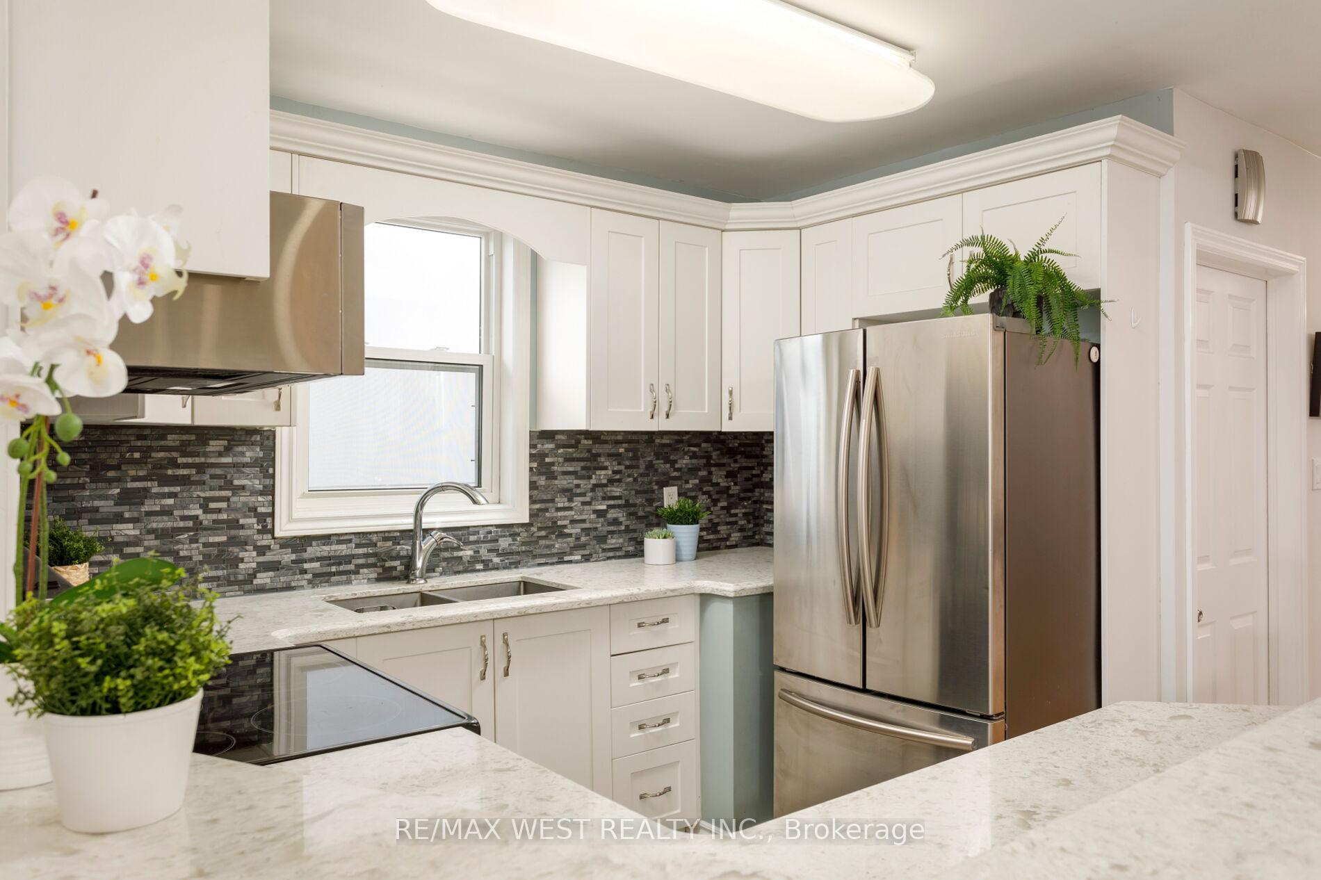 Photo 13 of 42 Stephen Drive, Etobicoke, Stonegate-Queensway — HOMEH