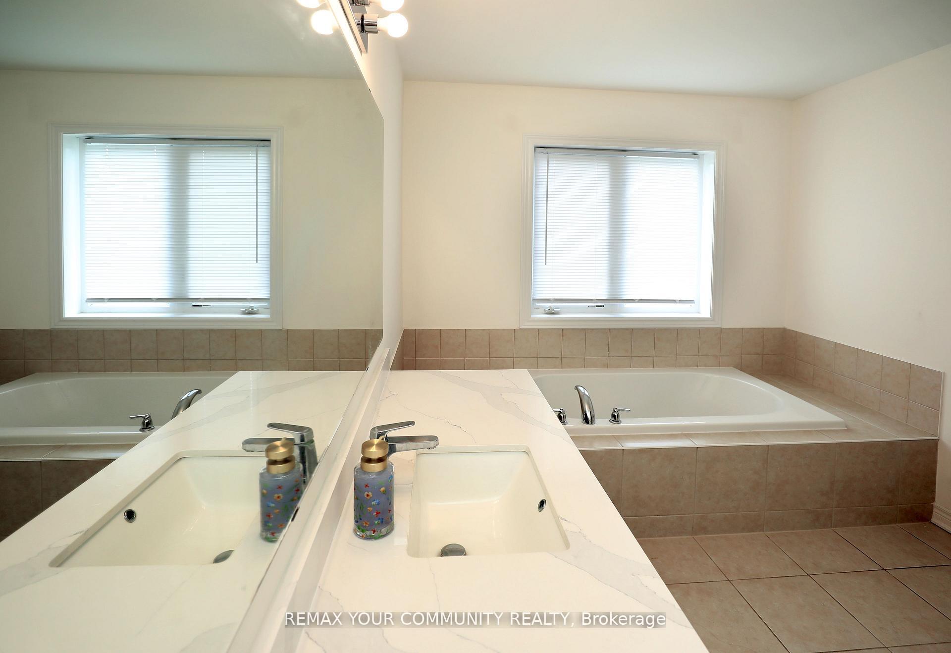 Photo 21 of 39 Kavanagh Avenue, East Gwillimbury, Sharon — HOMEH