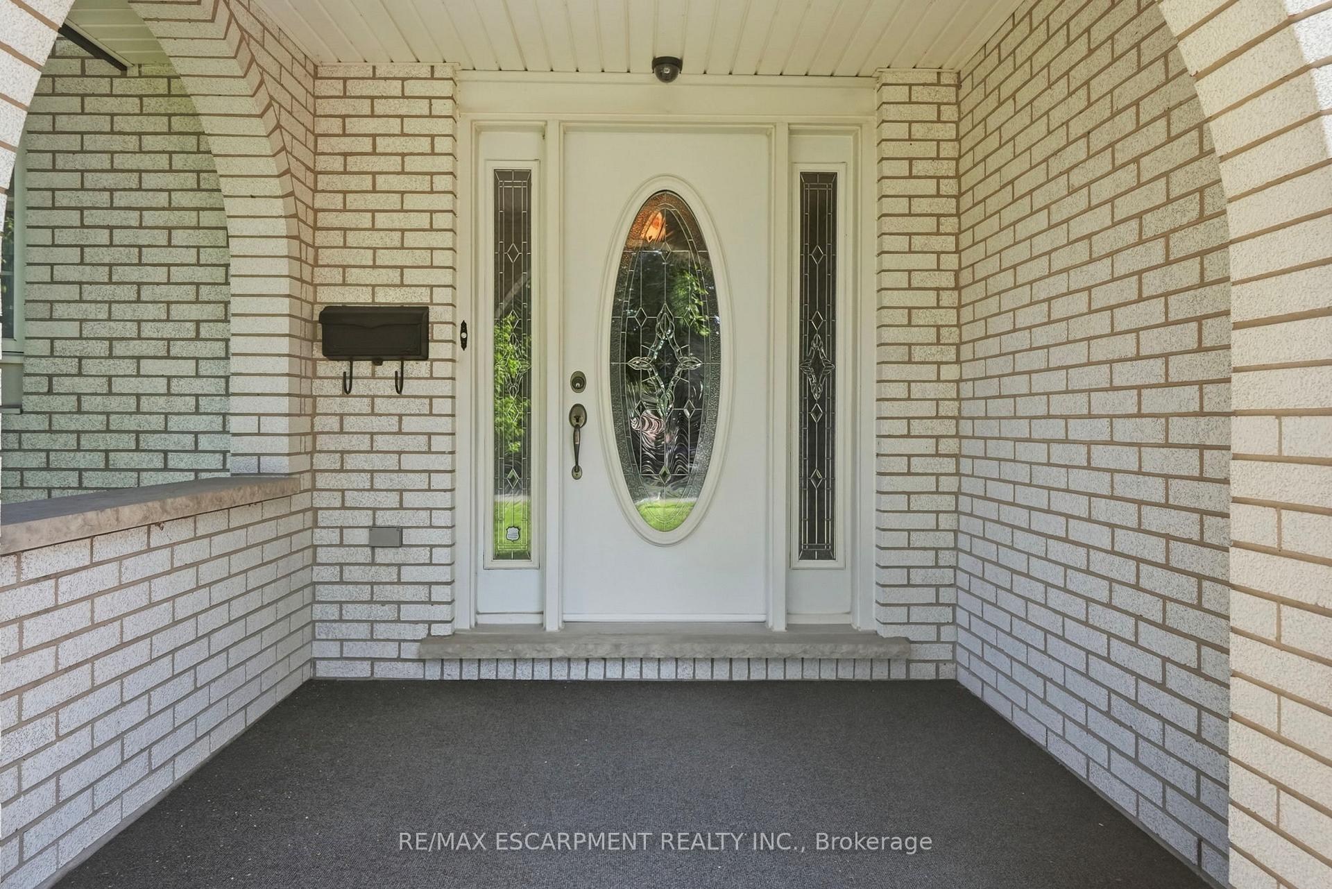 Photo 2 of 11 Tanera Crescent, St. Catharines, Carlton/Bunting — HOMEH