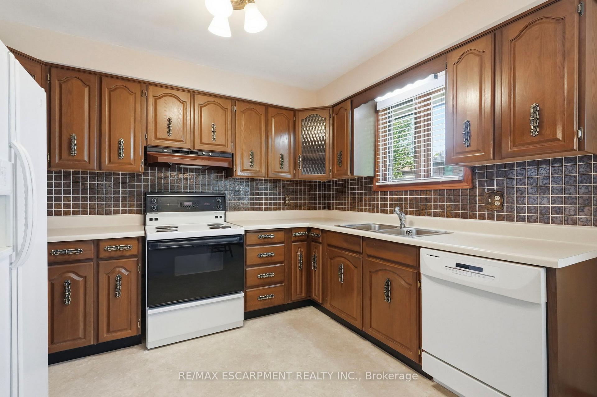 Photo 8 of 11 Tanera Crescent, St. Catharines, Carlton/Bunting — HOMEH