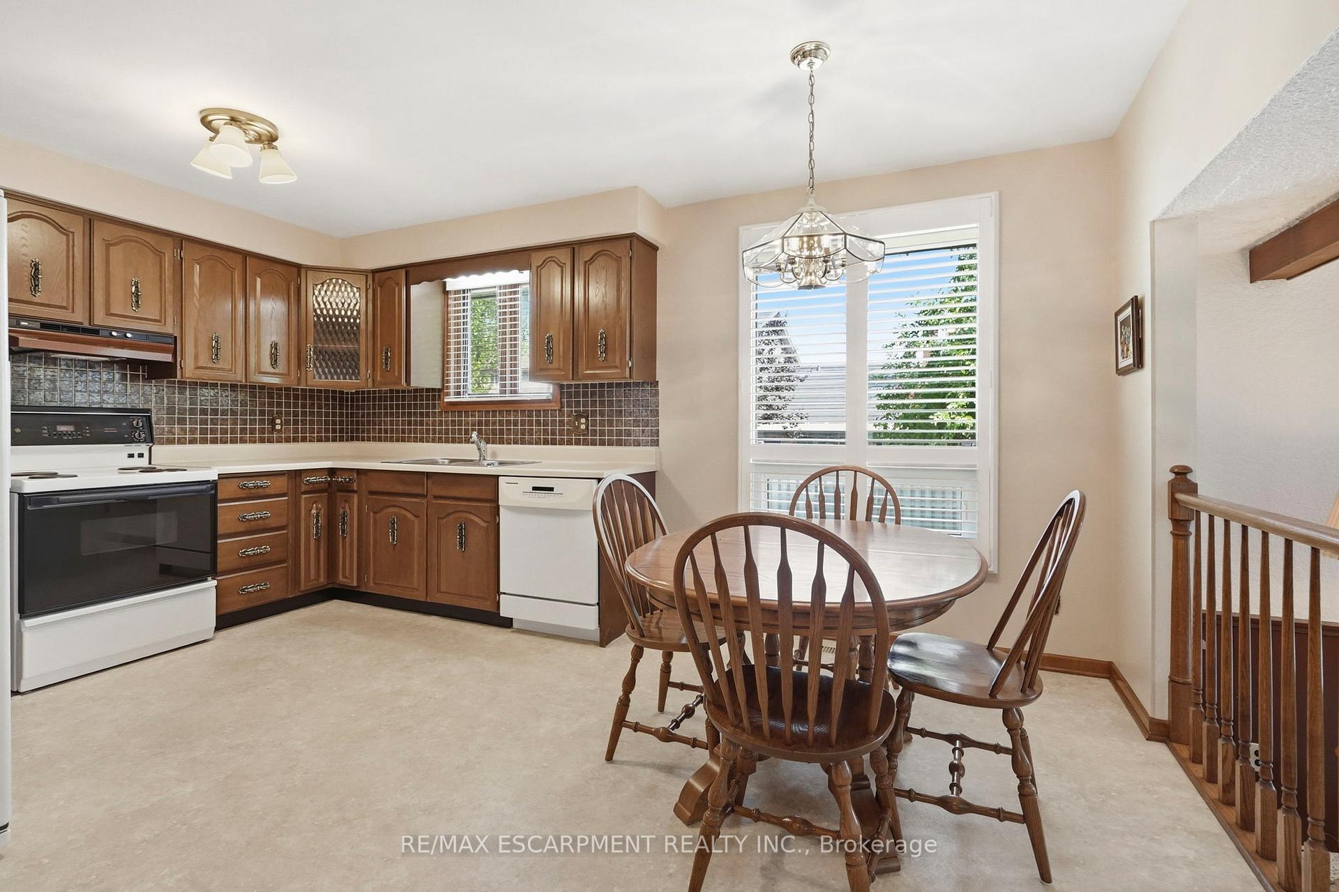 Photo 9 of 11 Tanera Crescent, St. Catharines, Carlton/Bunting — HOMEH