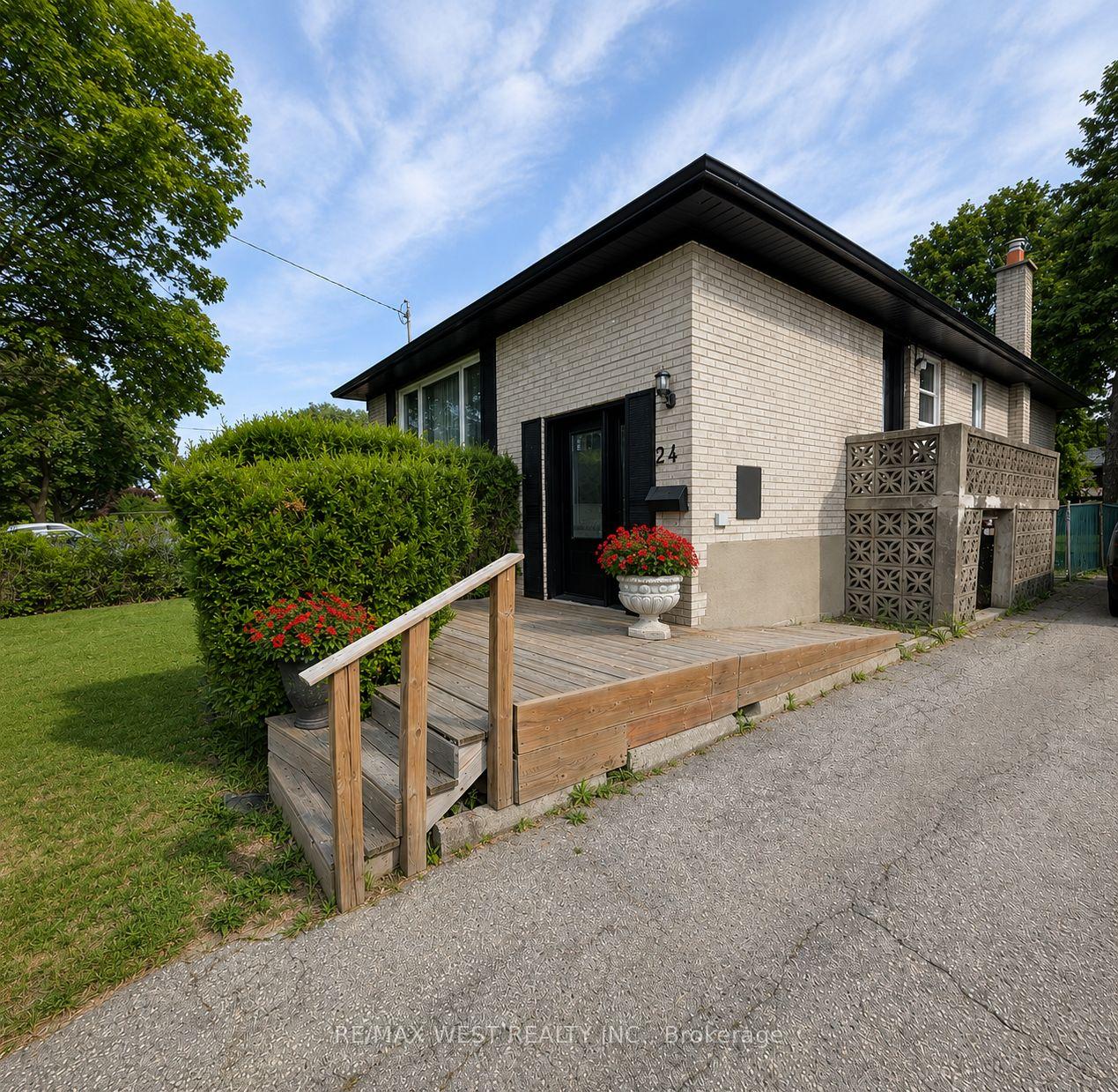 Photo 2 of 24 Waxham Road, Etobicoke, West Humber-Clairville — HOMEH