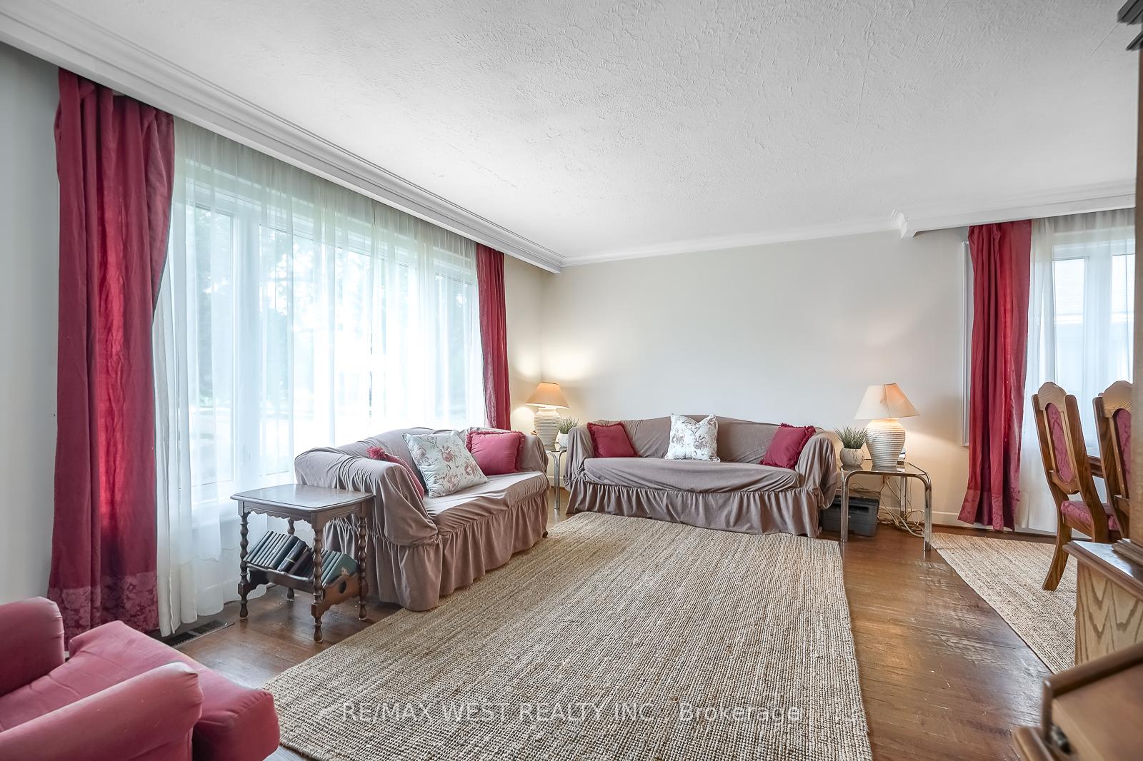 Photo 3 of 24 Waxham Road, Etobicoke, West Humber-Clairville — HOMEH