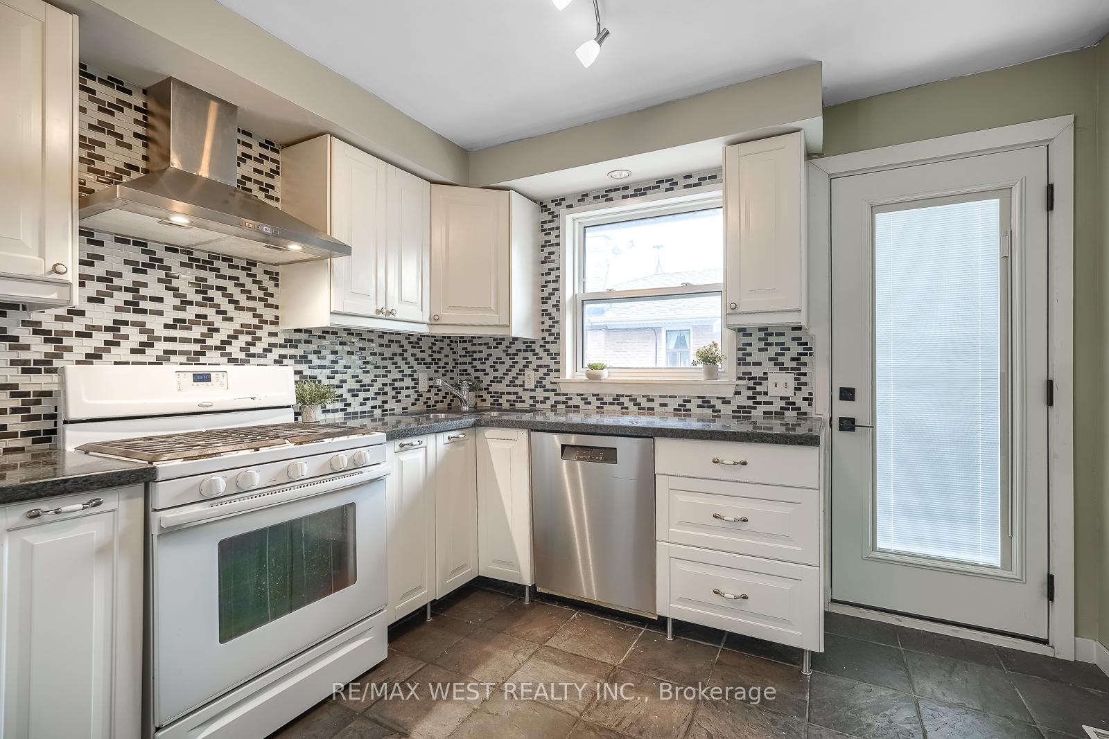 Photo 5 of 24 Waxham Road, Etobicoke, West Humber-Clairville — HOMEH