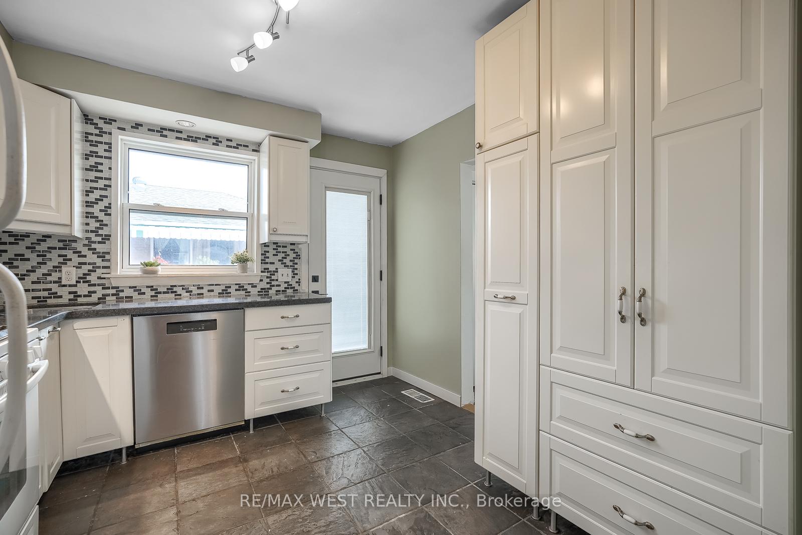 Photo 6 of 24 Waxham Road, Etobicoke, West Humber-Clairville — HOMEH