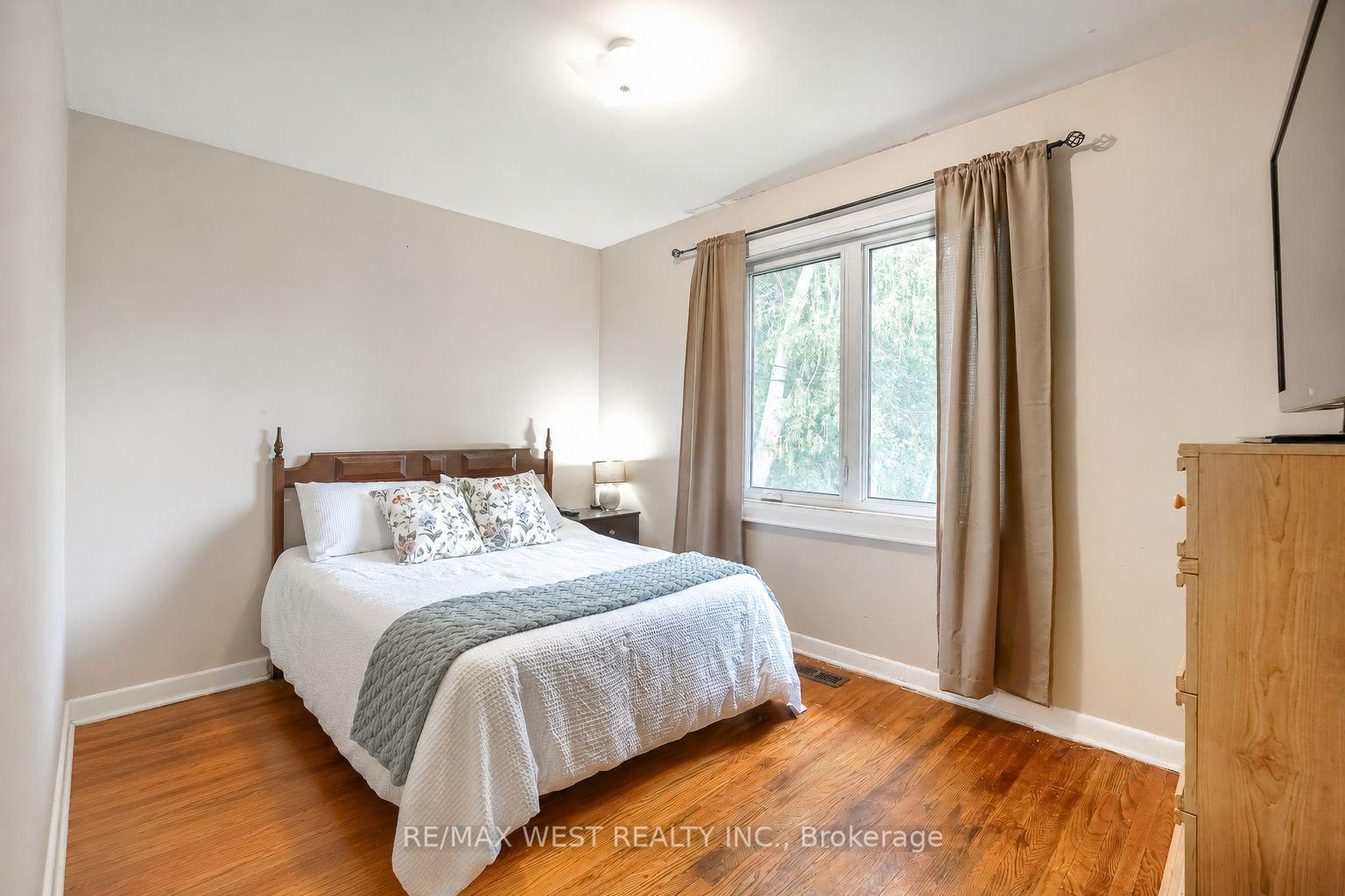 Photo 8 of 24 Waxham Road, Etobicoke, West Humber-Clairville — HOMEH