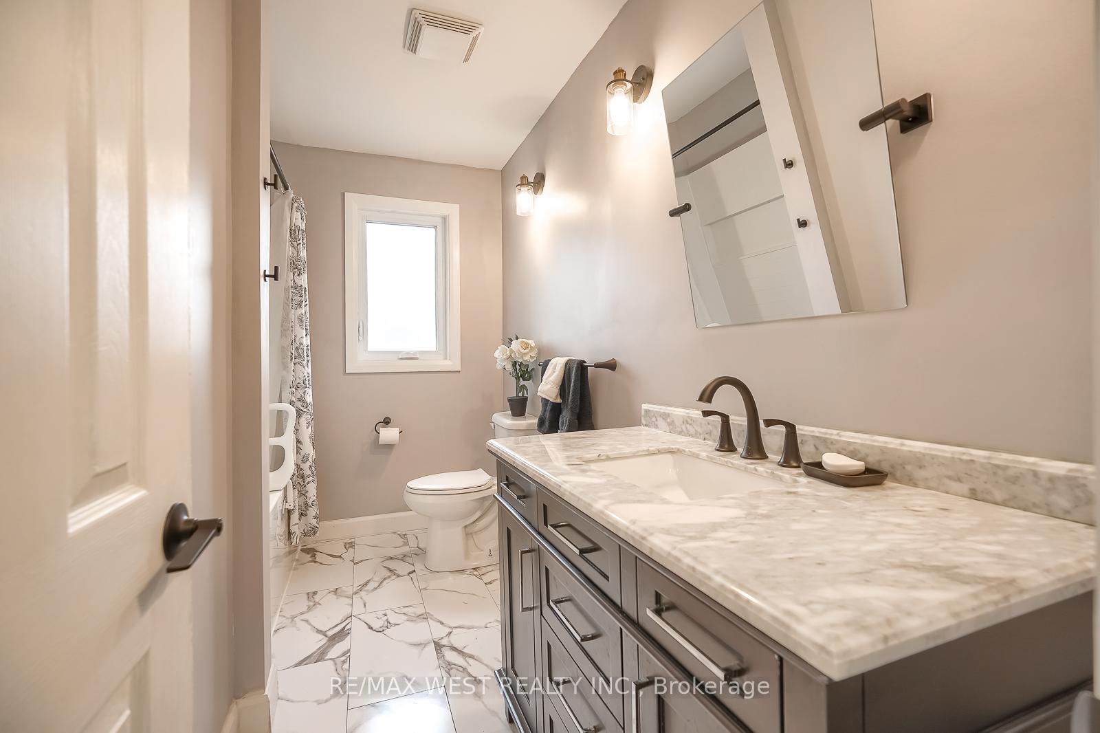 Photo 10 of 24 Waxham Road, Etobicoke, West Humber-Clairville — HOMEH