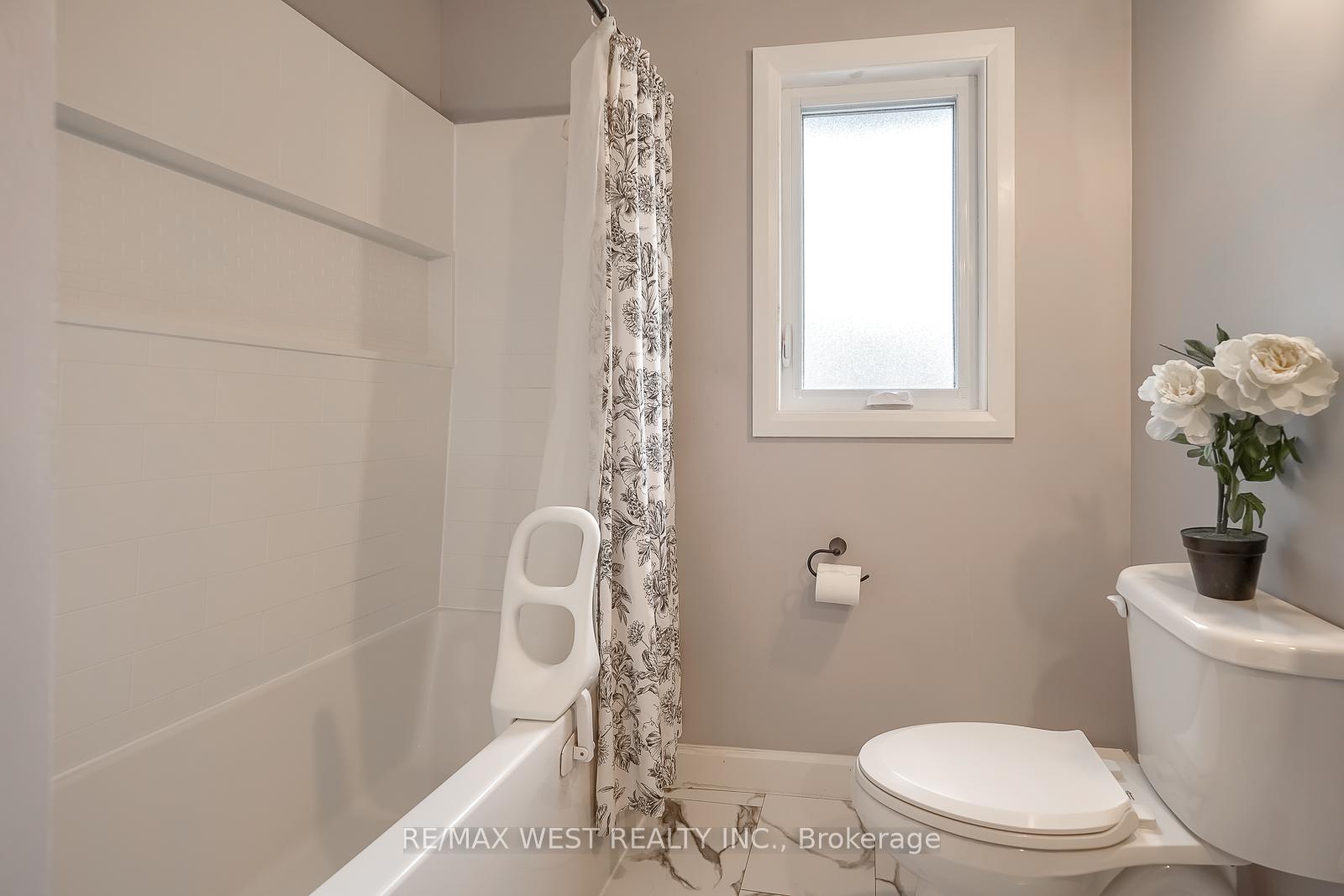 Photo 11 of 24 Waxham Road, Etobicoke, West Humber-Clairville — HOMEH