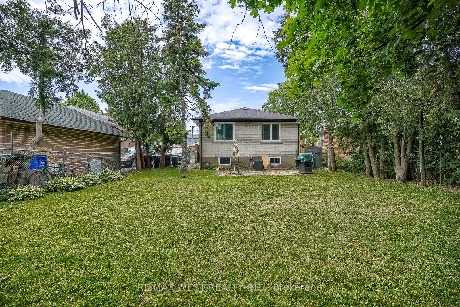 Photo 15 of 24 Waxham Road, Etobicoke, West Humber-Clairville — HOMEH