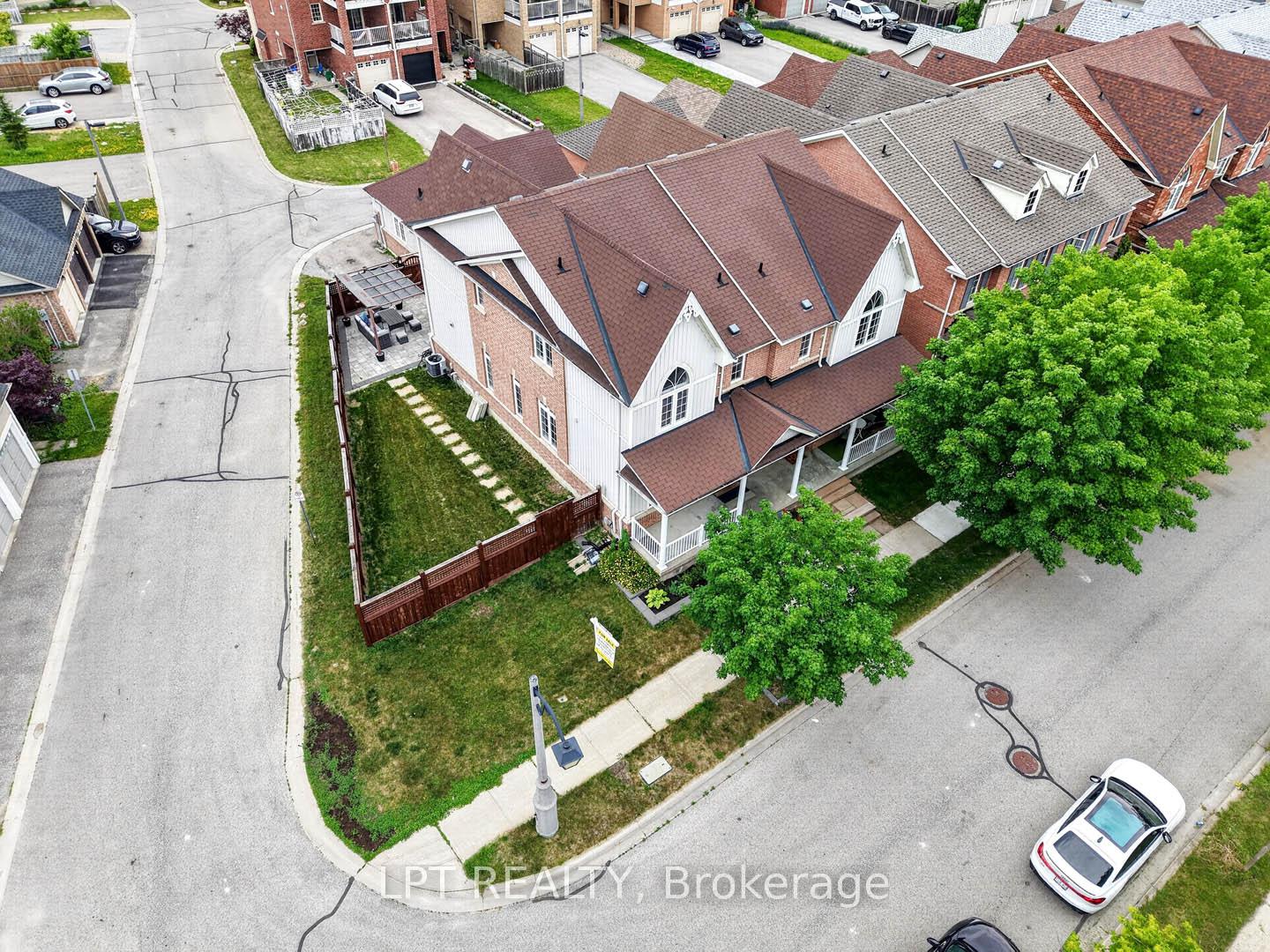 Photo 3 of 32 William Gaspar Court, Markham, Cornell — HOMEH