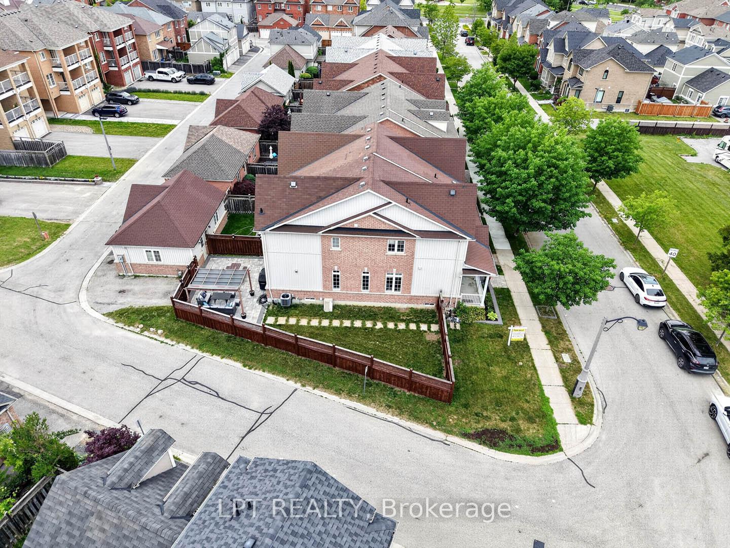 Photo 5 of 32 William Gaspar Court, Markham, Cornell — HOMEH