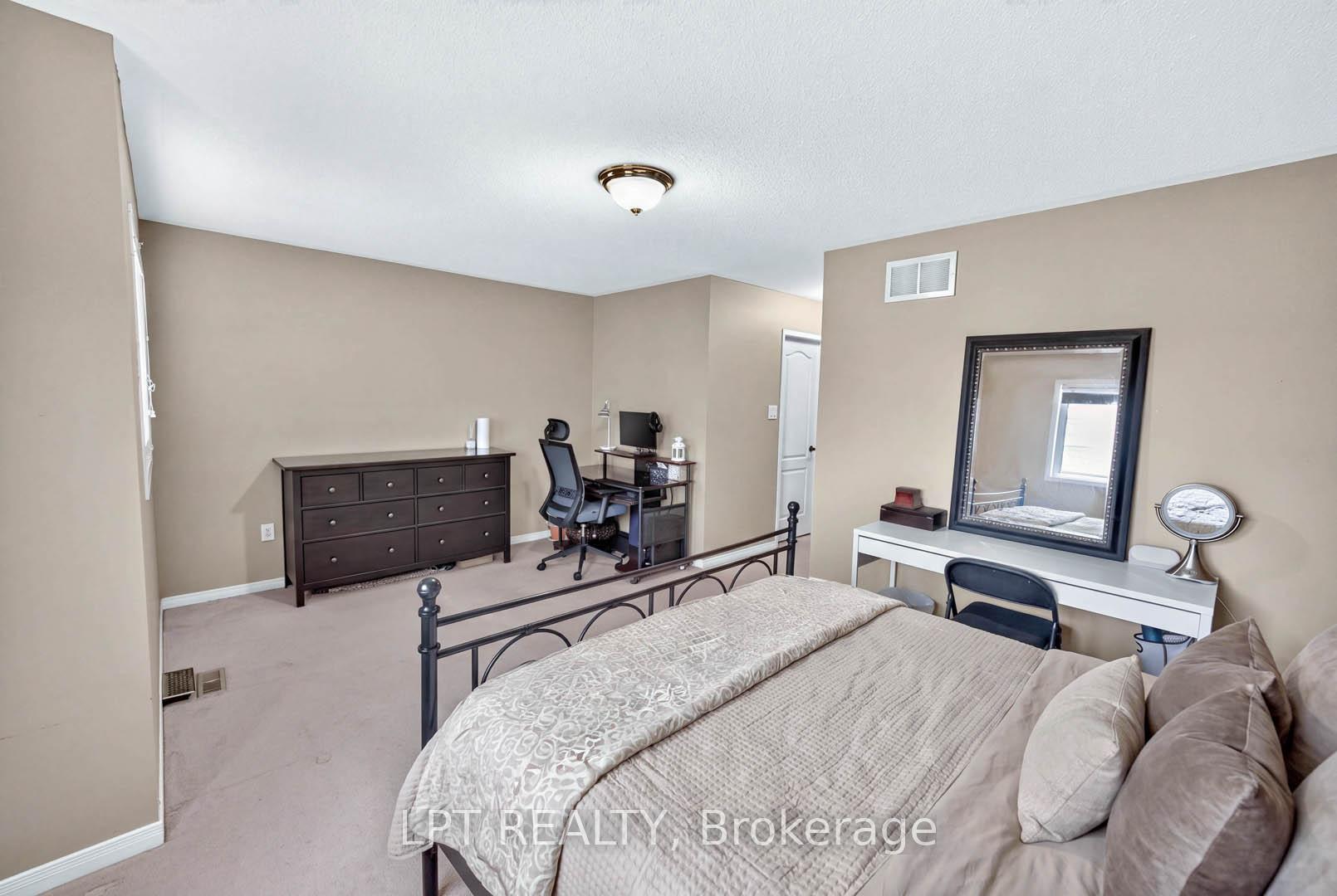 Photo 25 of 32 William Gaspar Court, Markham, Cornell — HOMEH