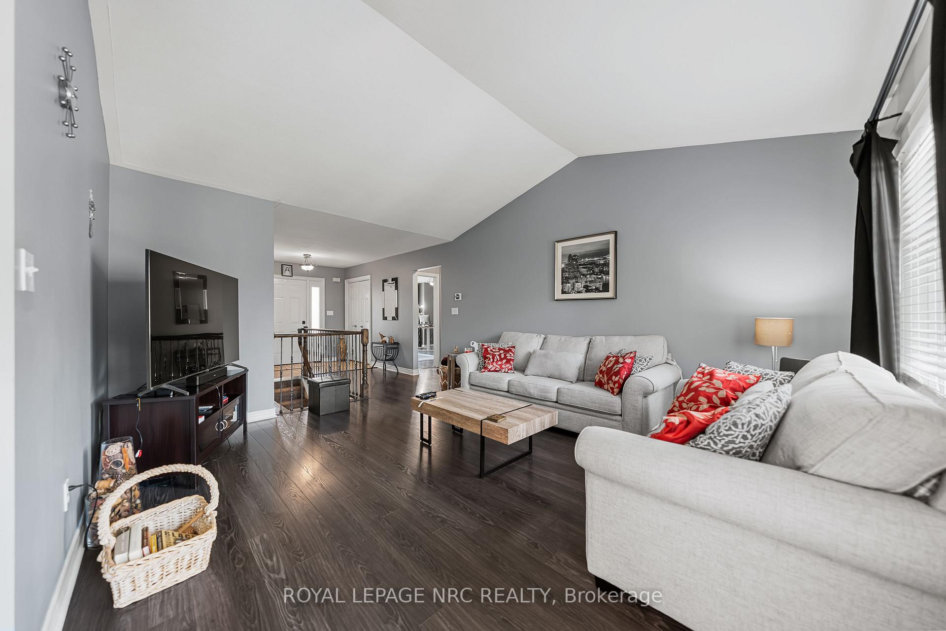 Photo 9 of 1052 Vansickle Road N, St. Catharines, Grapeview — HOMEH