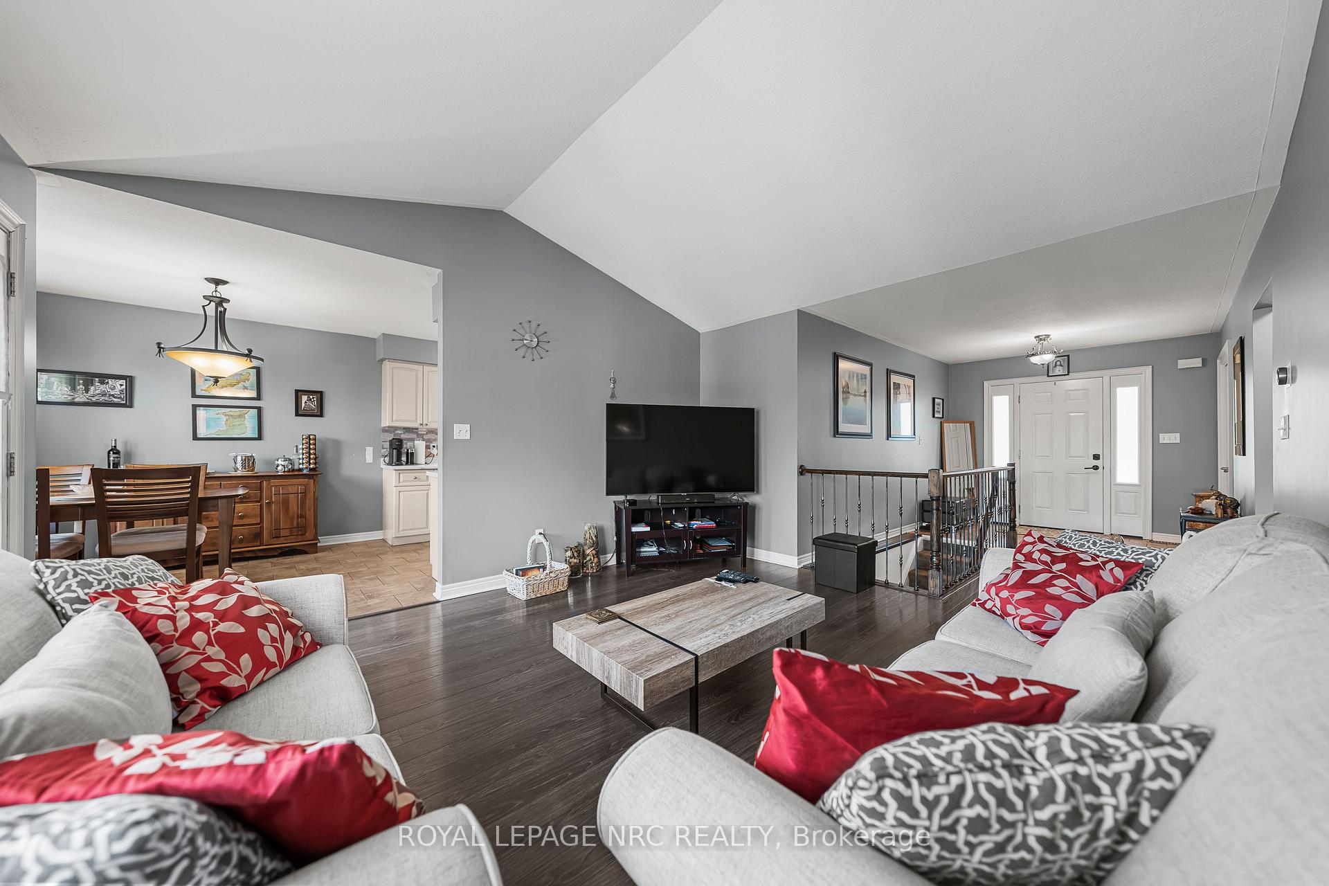 Photo 10 of 1052 Vansickle Road N, St. Catharines, Grapeview — HOMEH