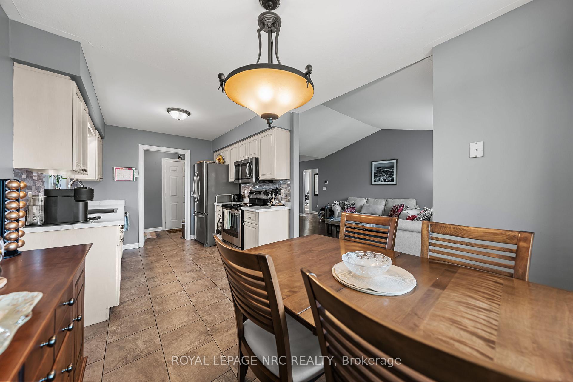 Photo 14 of 1052 Vansickle Road N, St. Catharines, Grapeview — HOMEH