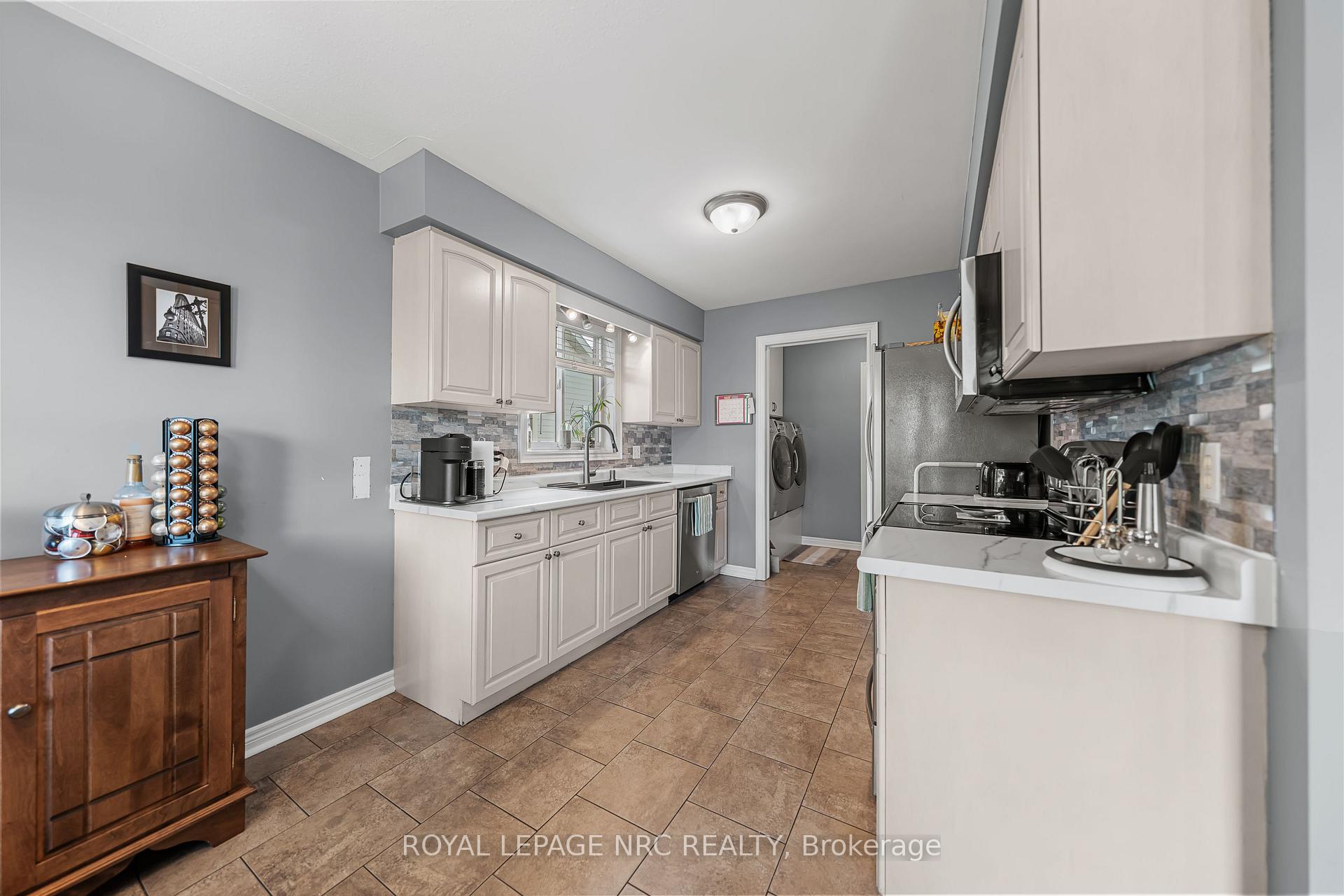 Photo 15 of 1052 Vansickle Road N, St. Catharines, Grapeview — HOMEH