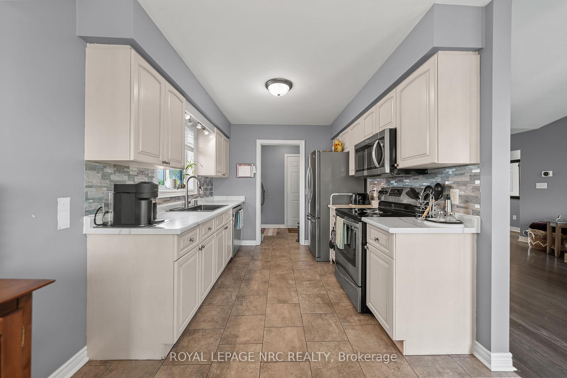 Photo 16 of 1052 Vansickle Road N, St. Catharines, Grapeview — HOMEH
