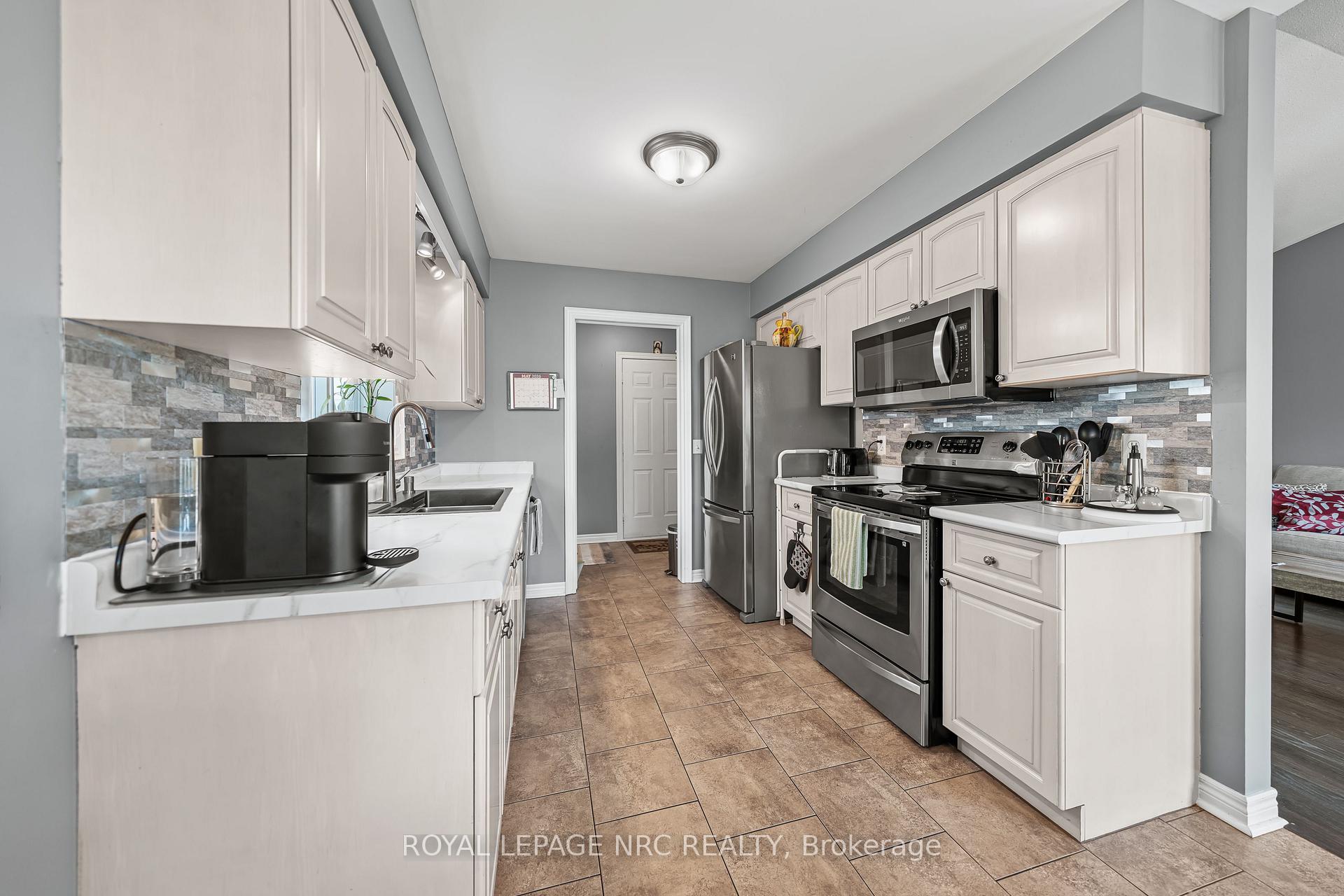 Photo 17 of 1052 Vansickle Road N, St. Catharines, Grapeview — HOMEH