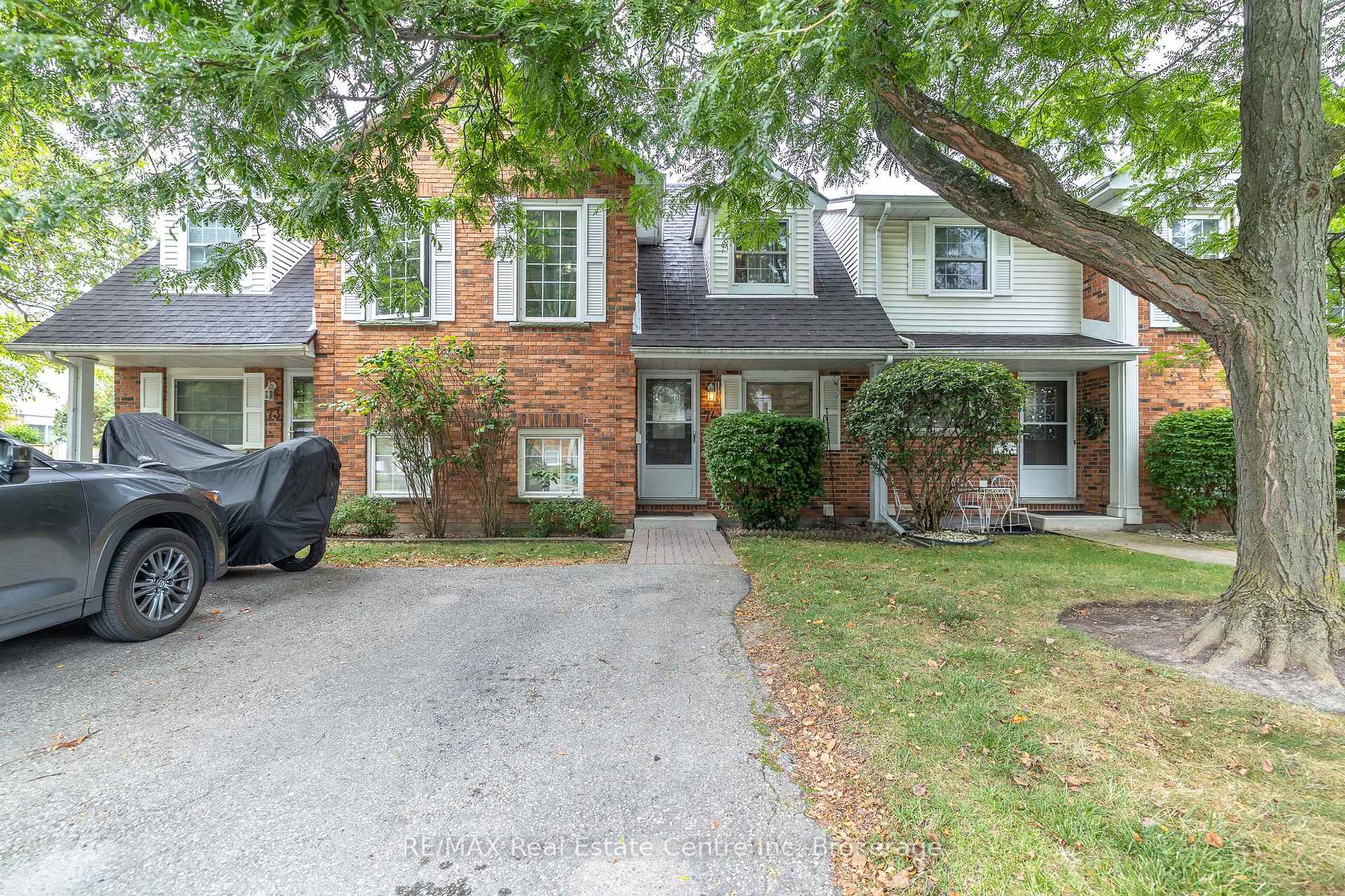Front of Unit 74, 129 Victoria Road N