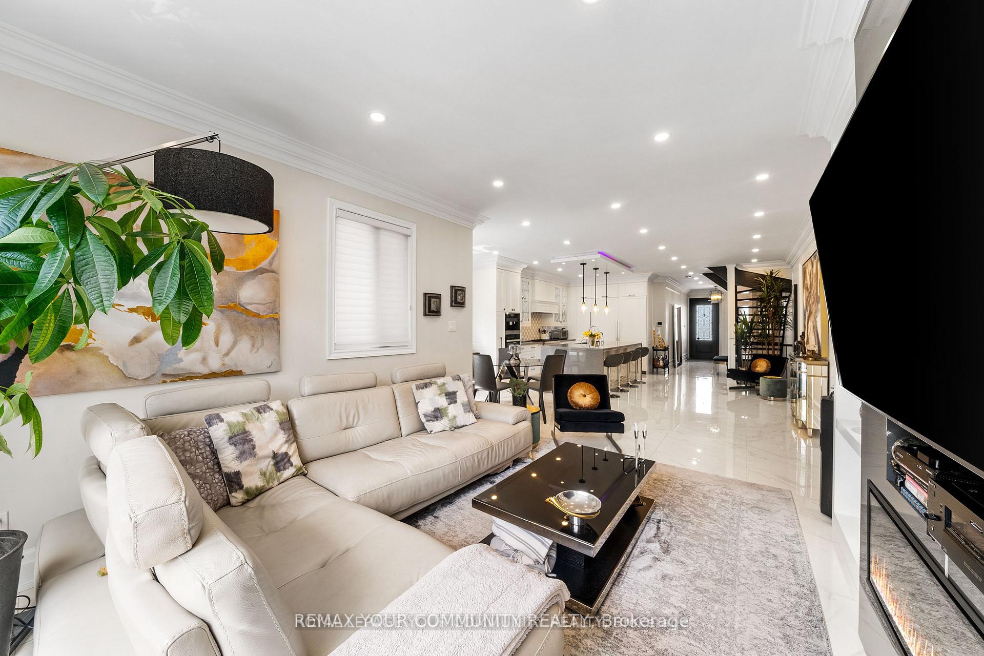 Photo 10 of 37 Copperstone Crescent, Richmond Hill, Rouge Woods — HOMEH