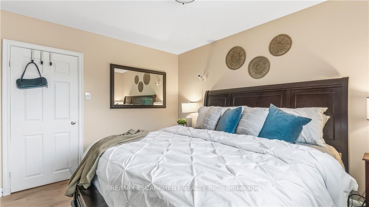 Photo 21 of 17 Alba Street, Hamilton, Stoney Creek — HOMEH