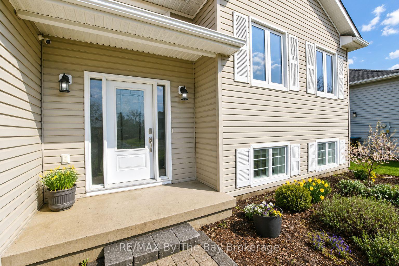Photo 6 of 215 Montreal Street, Clearview, Stayner — HOMEH