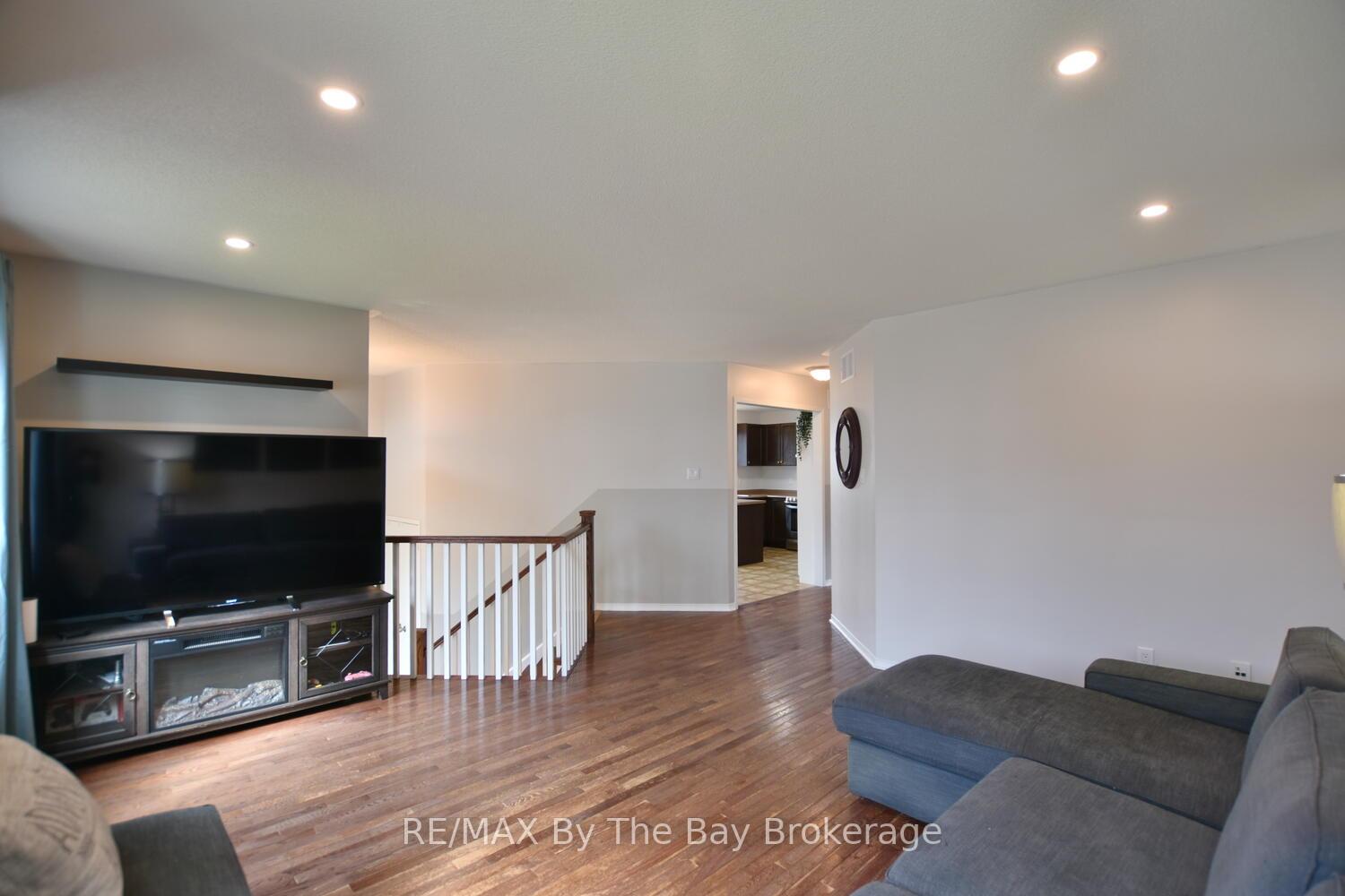 Photo 10 of 215 Montreal Street, Clearview, Stayner — HOMEH