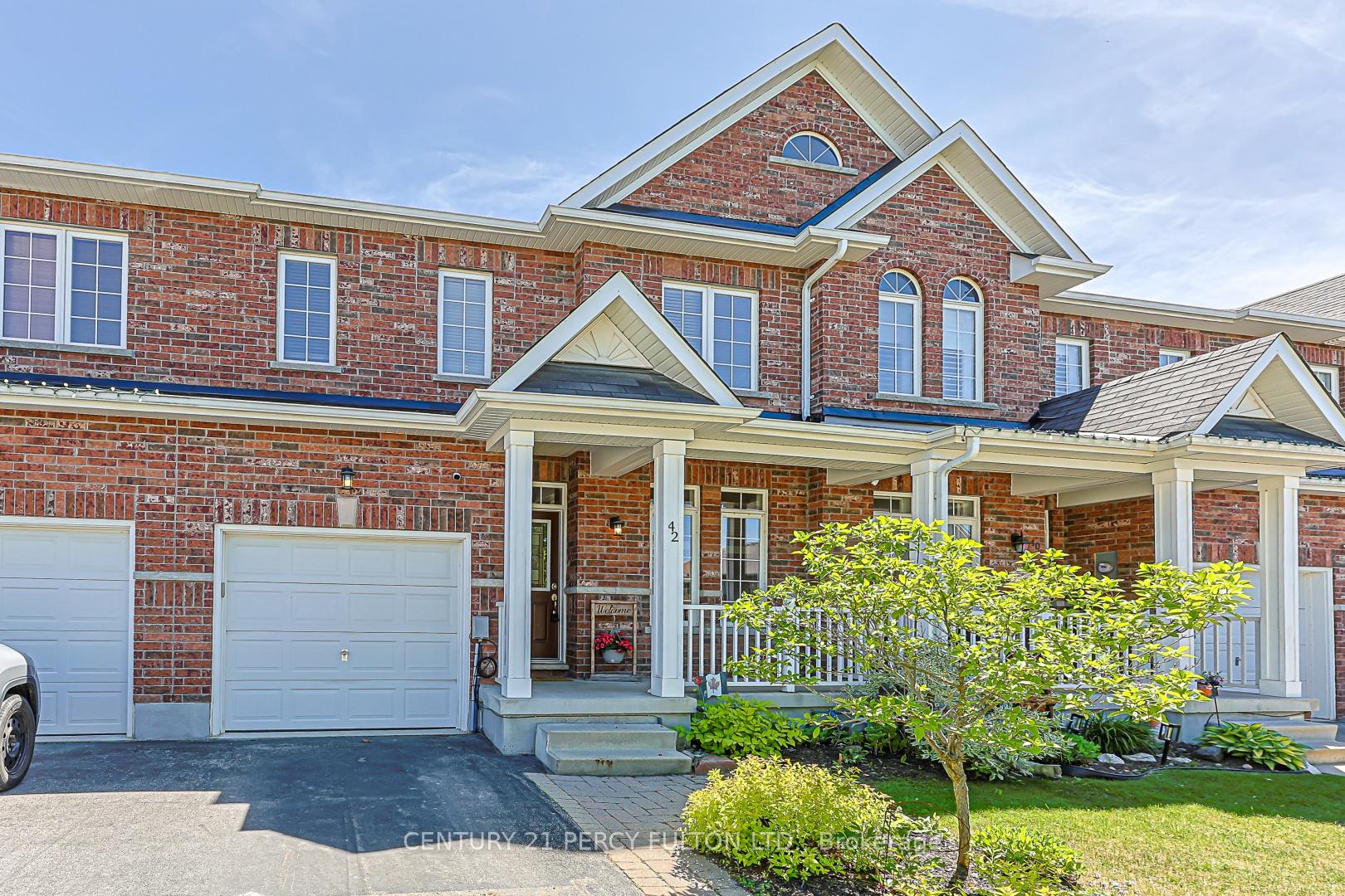Photo 3 of 42 Arthur Case Crescent, East Gwillimbury, Mt Albert — HOMEH