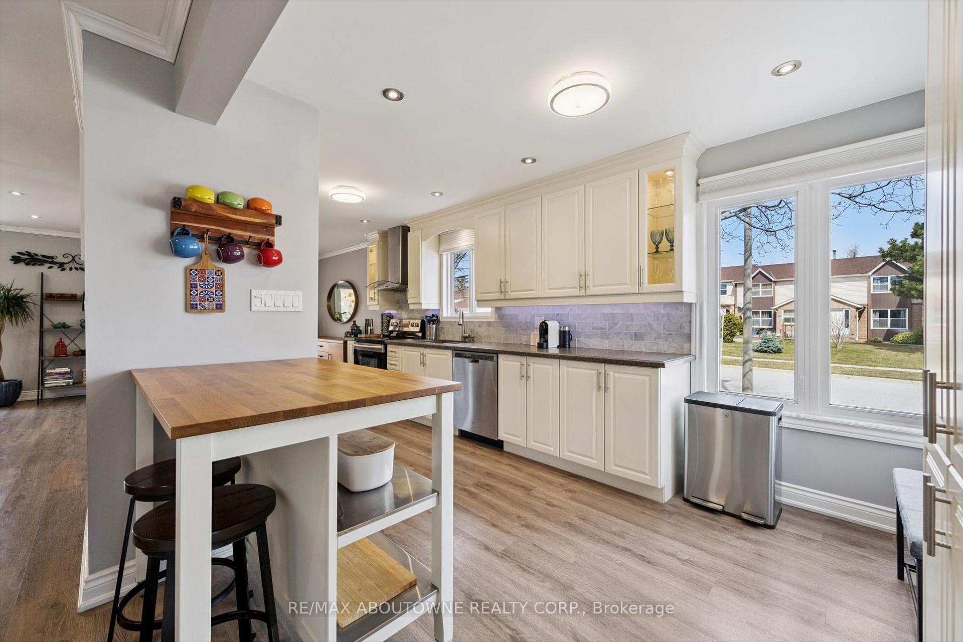 Photo 7 of 395 Maidstone Crescent, Oakville, Glen Abbey — HOMEH