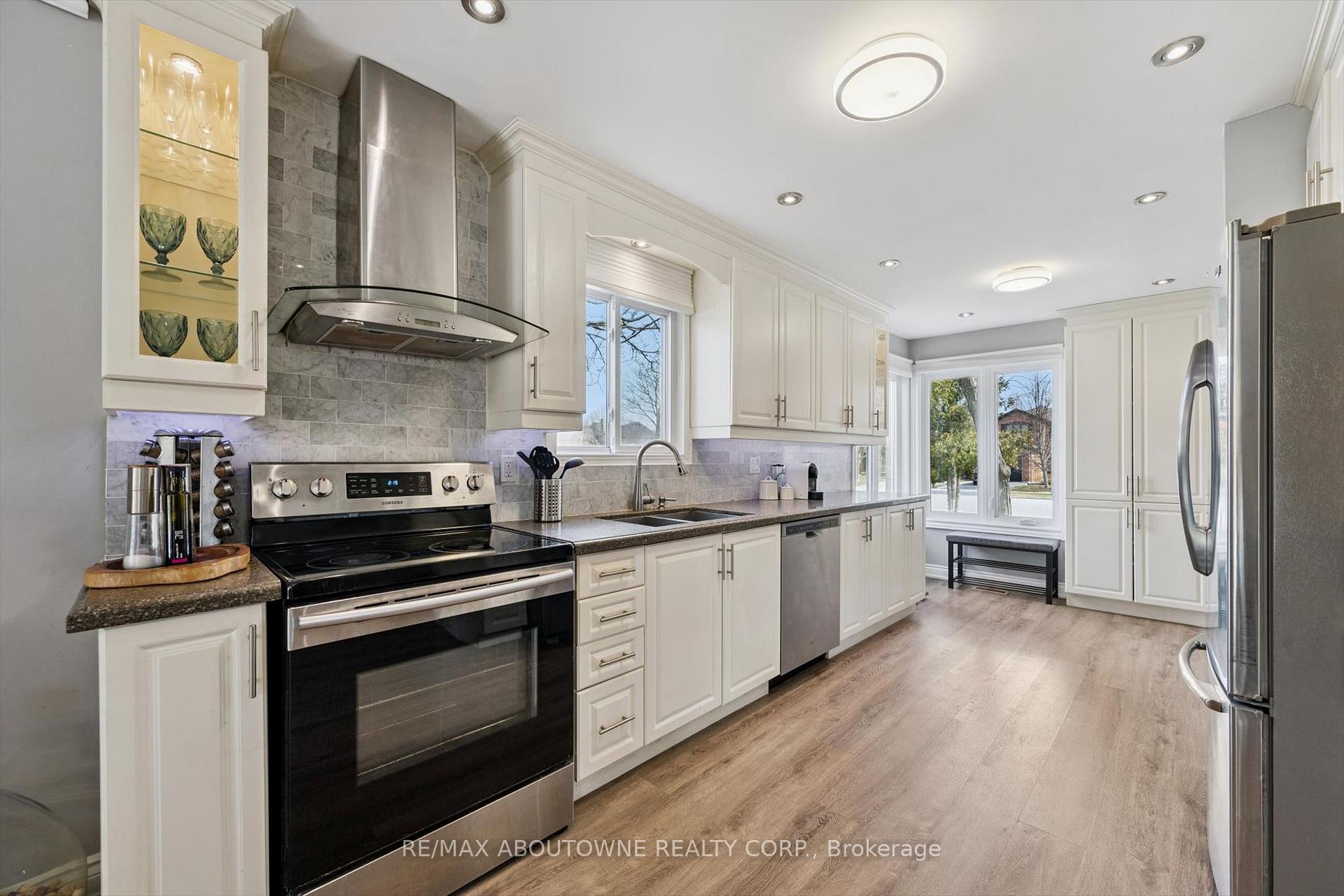 Photo 10 of 395 Maidstone Crescent, Oakville, Glen Abbey — HOMEH