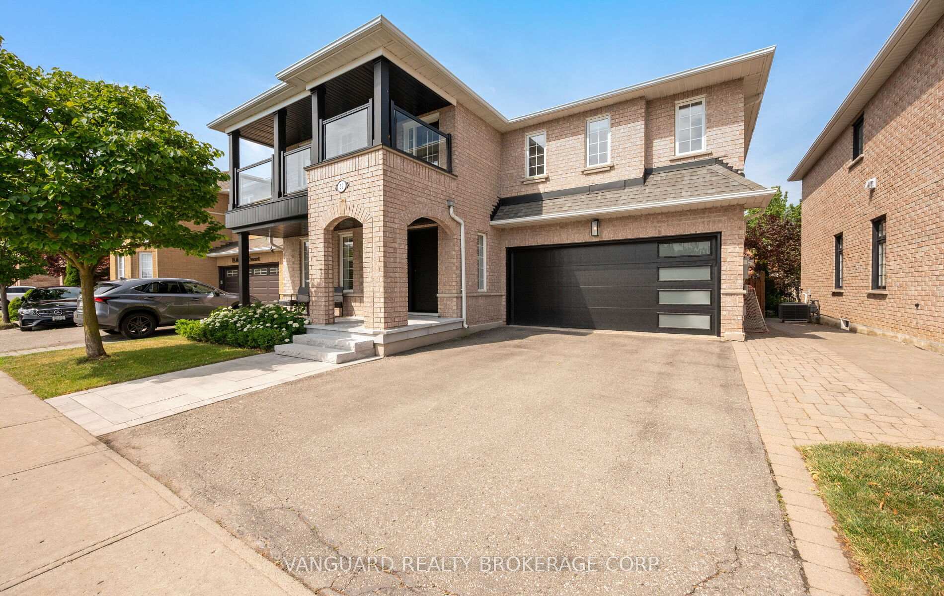 Photo 3 of 22 Monteith Crescent, Vaughan, Maple — HOMEH