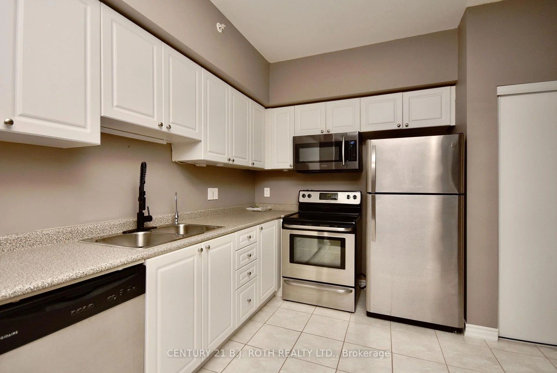 Photo 8 of Unit 104, 43 Ferndale Drive S, Barrie, Ardagh — HOMEH
