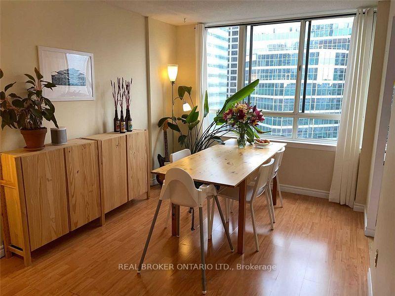 Photo 7 of Unit 2021, 633 Bay Street, Toronto, Bay Street Corridor — HOMEH