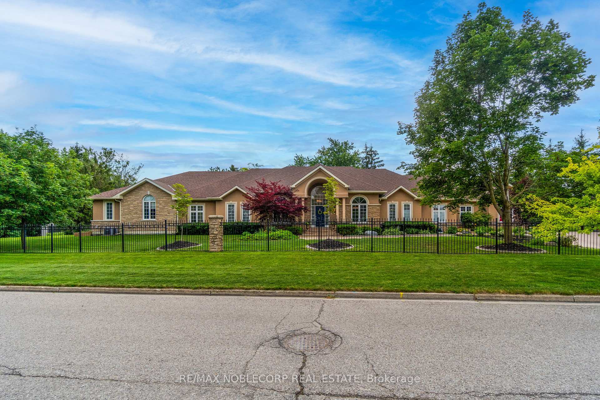 Photo 3 of 80 Carmichael Crescent, King, King City — HOMEH