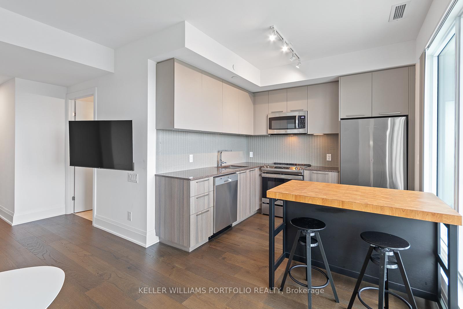 Photo 8 of Unit 809, 20 Brin Drive, Etobicoke, Edenbridge-Humber Valley — HOMEH