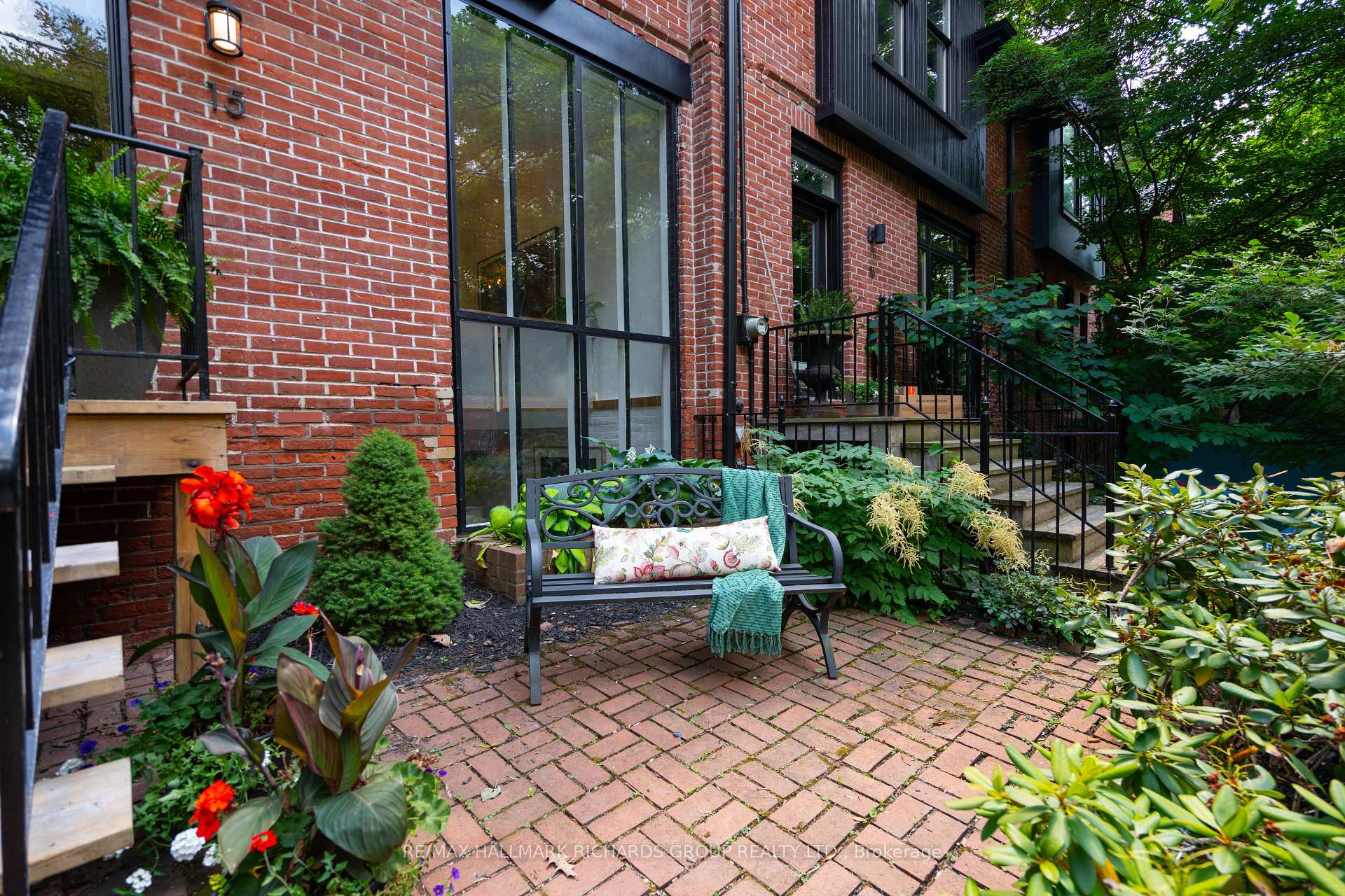 Photo 2 of 15 Hillcrest Park, Toronto, Cabbagetown-South St. James Town — HOMEH