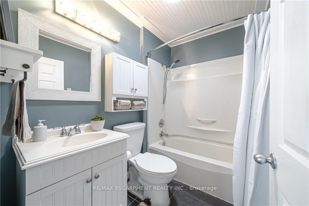 Photo 8 of 22 Concord Avenue, St. Catharines, Facer — HOMEH