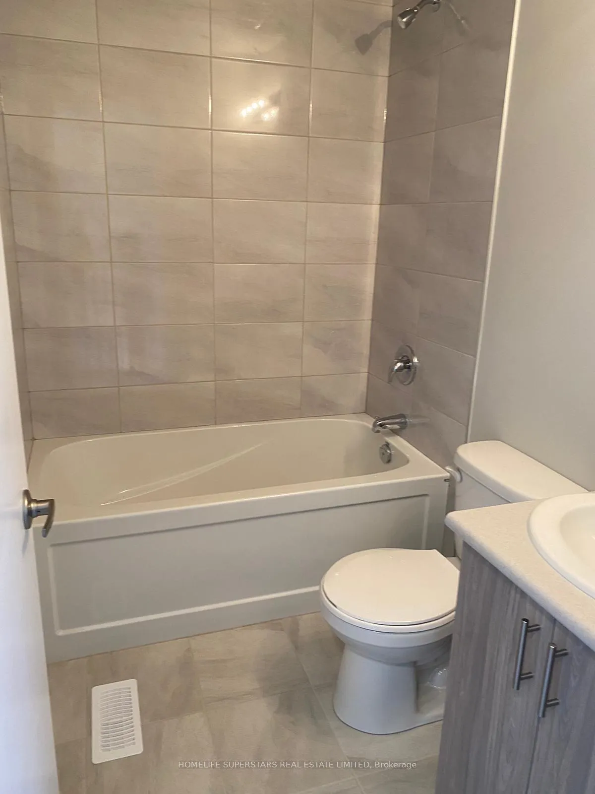 Photo 12 of 36 Markle Crescent, Hamilton, Ancaster — HOMEH