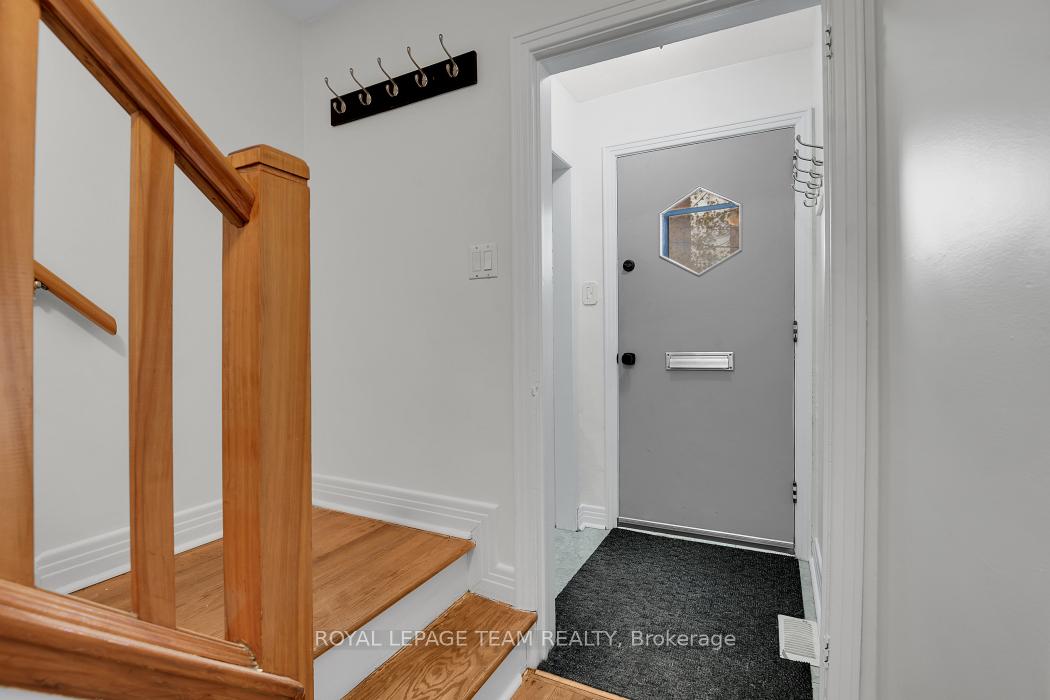 Photo 4 of 1104 Apolydor Avenue, Ottawa, Billings Bridge — HOMEH