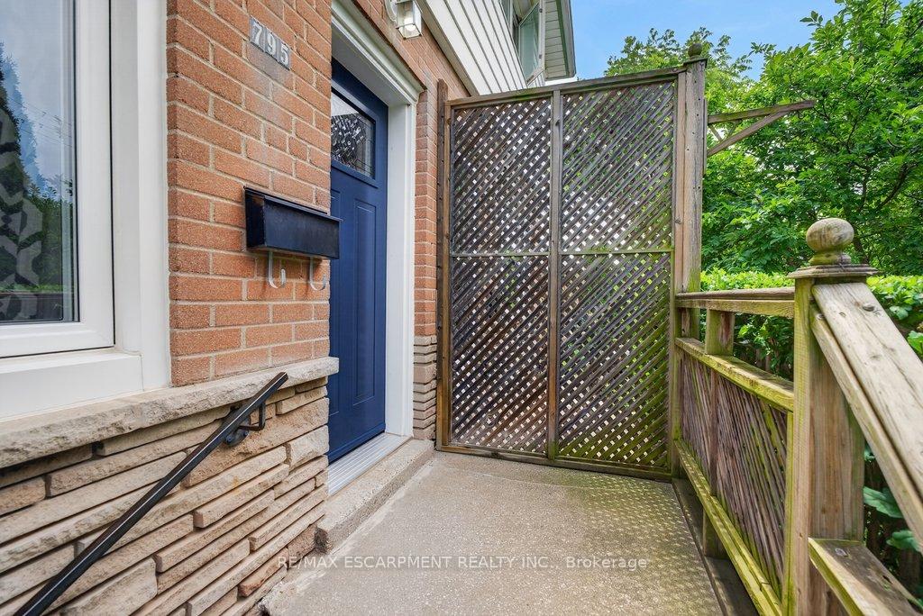 Photo 3 of 795 Drury Lane, Burlington, Brant — HOMEH