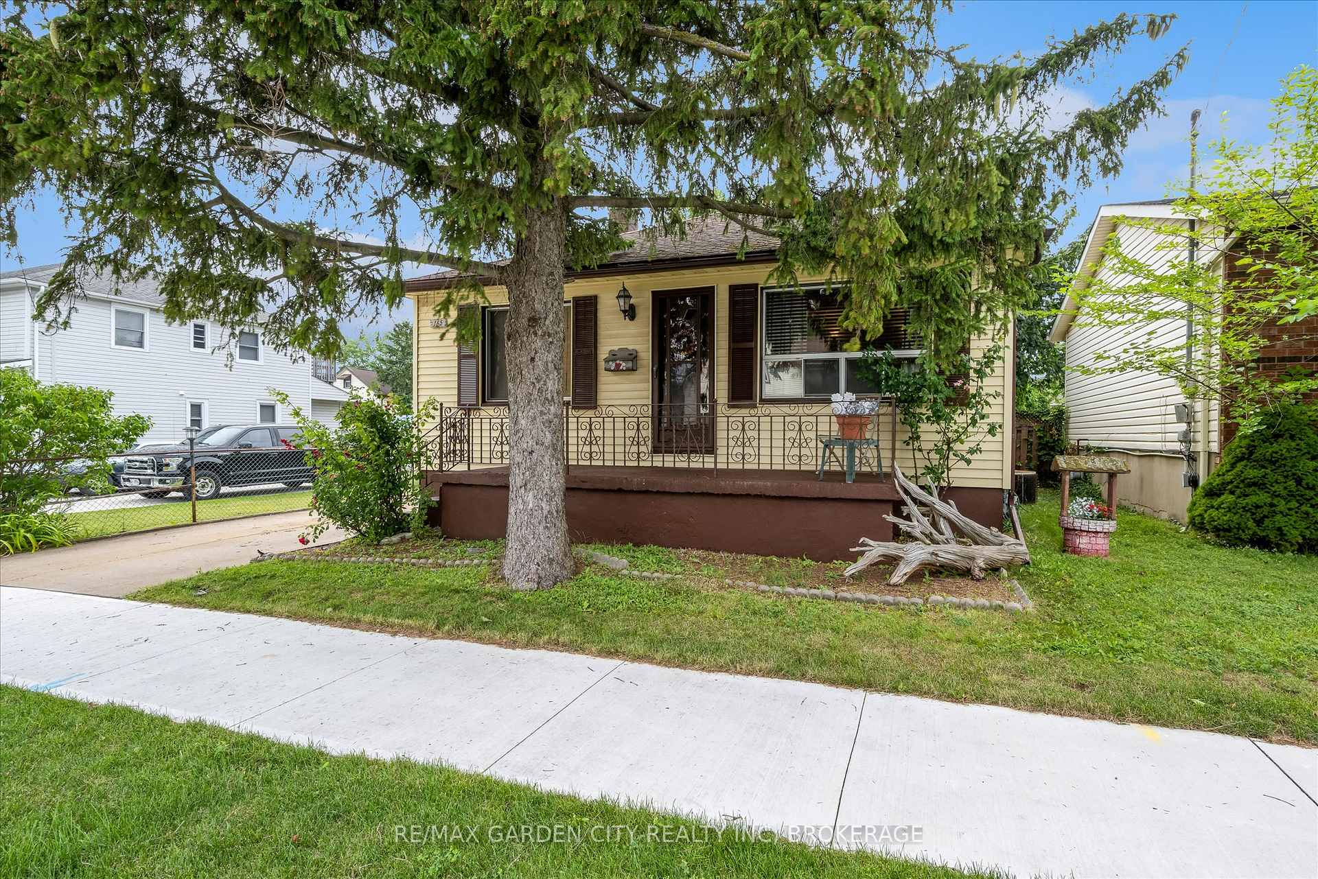 Photo 2 of 165 Pine Street S, Thorold, Thorold Downtown — HOMEH